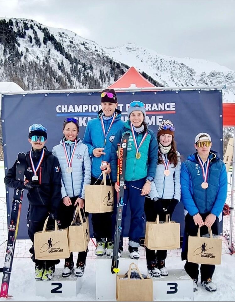 6 athlètes médaillés sur le podium.