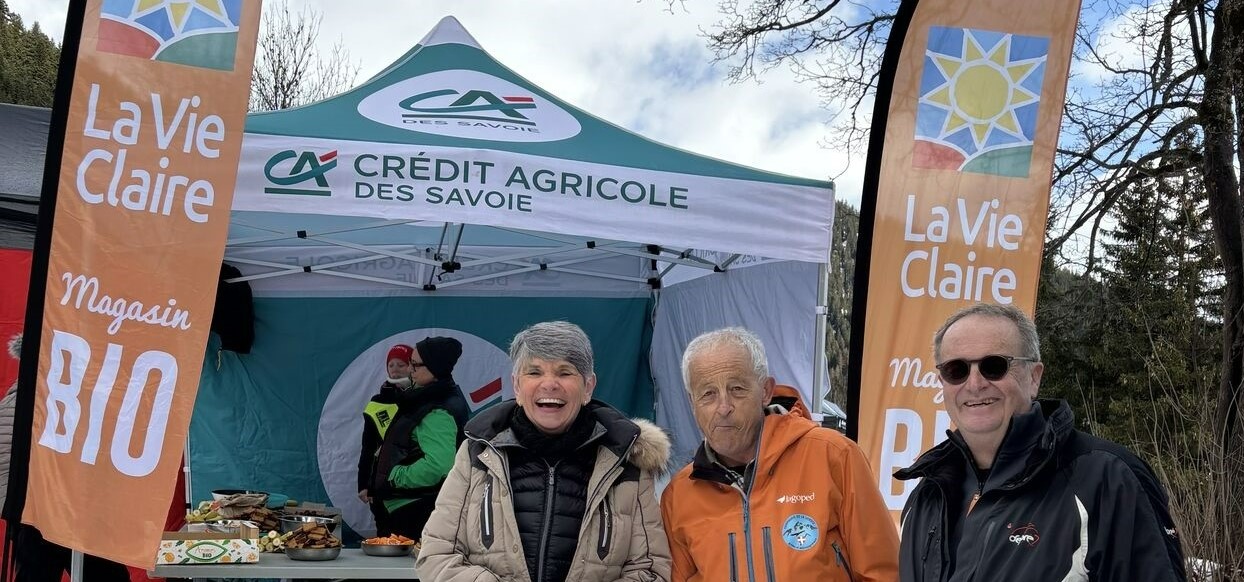 Des personnes devant le stand Crédit Agricole des Savoie.