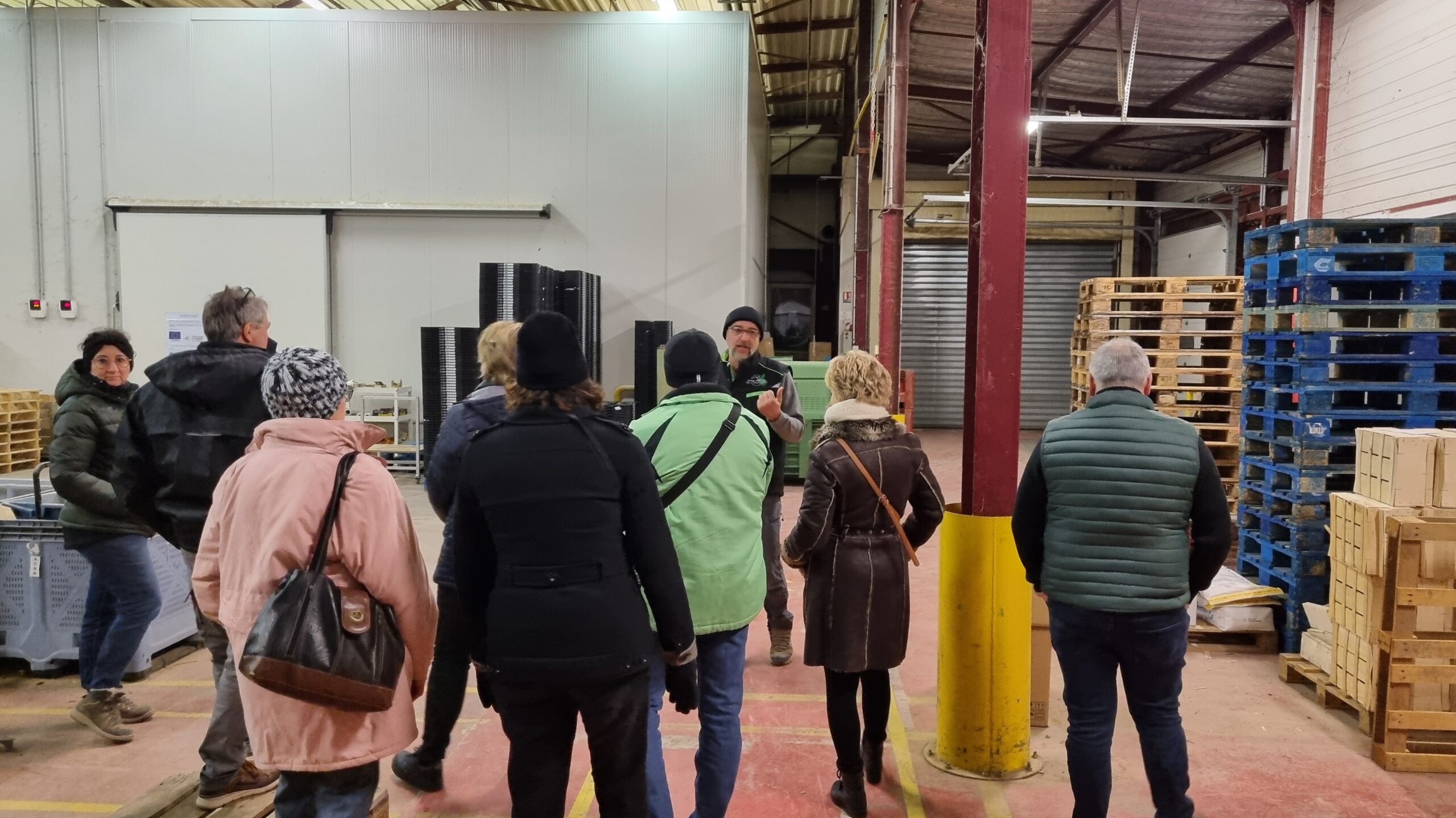 Des personnes visitent l'entrepôt.