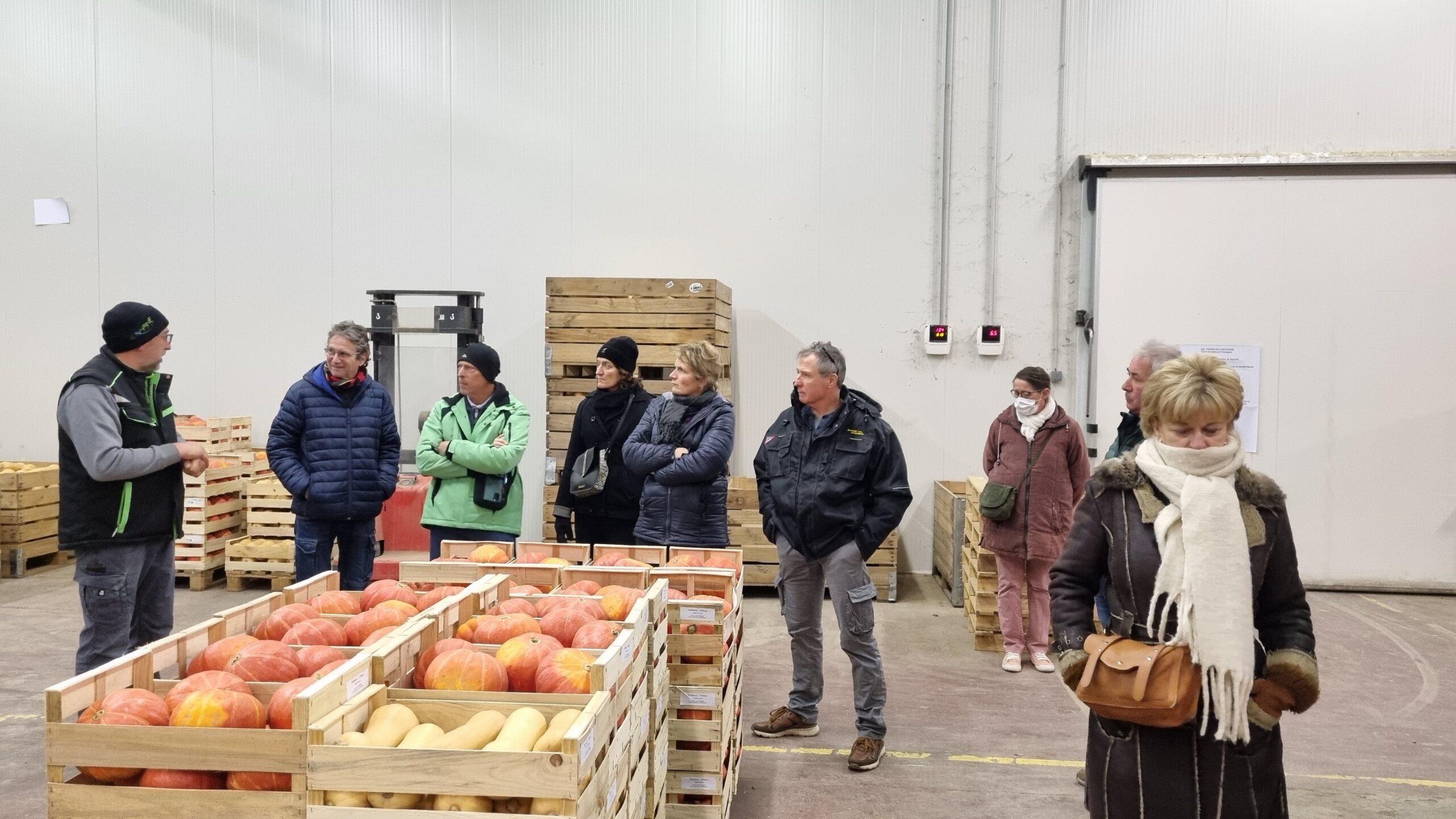 Des personnes visitent l'entrepôt.