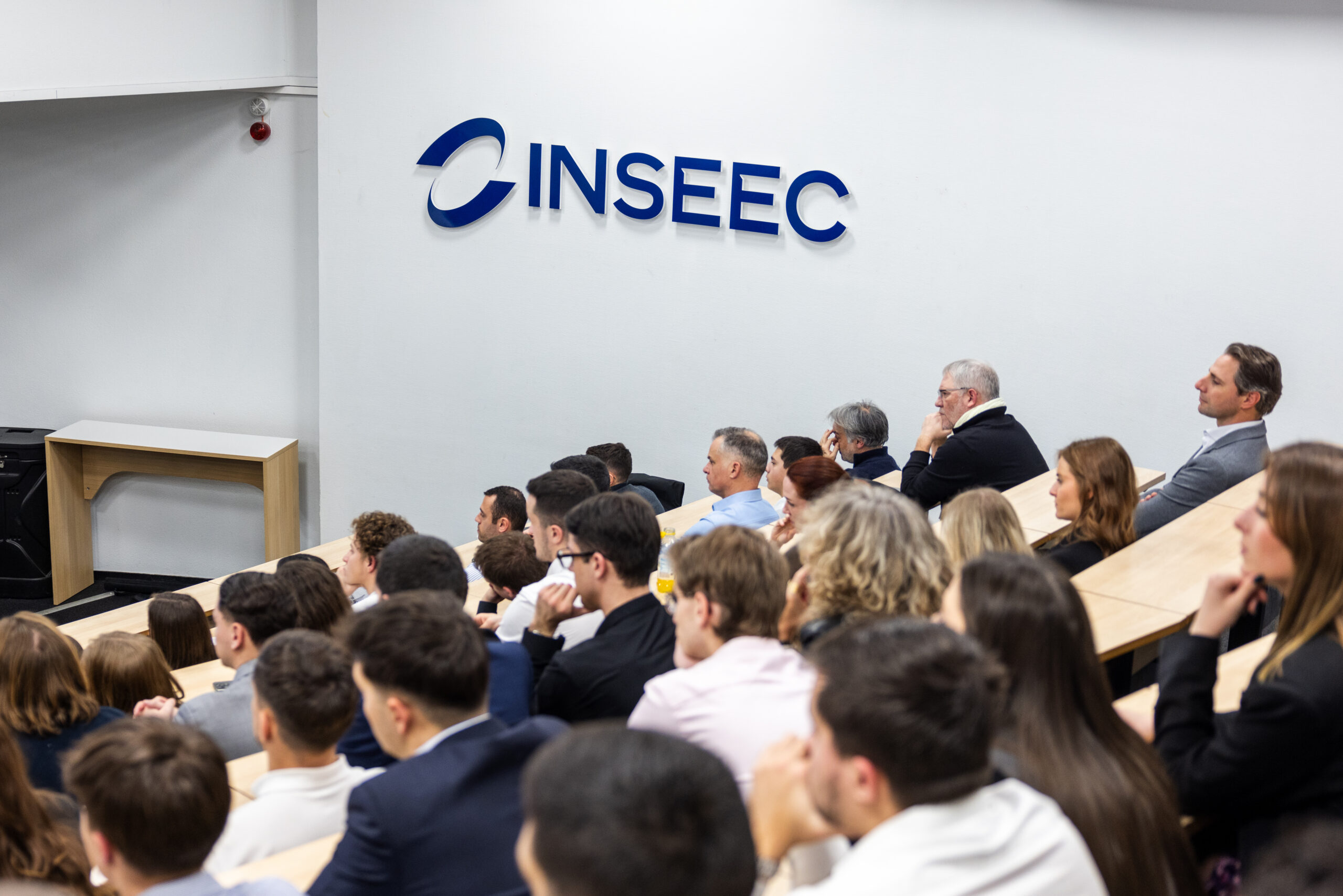 Amphitheatre de l'Inseec avec beaucoup d'étudiants, vue de haut