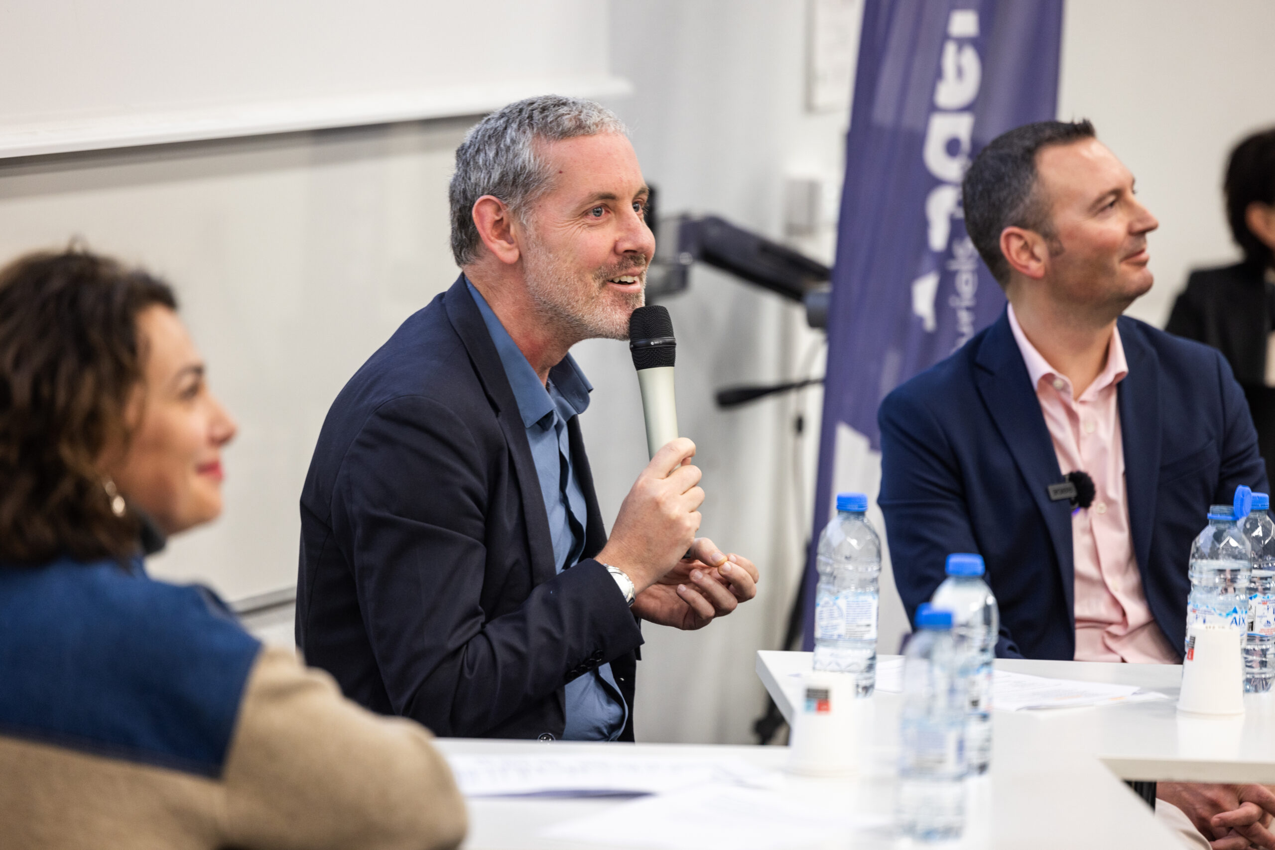 Sur scène, un expert prenant la parole.