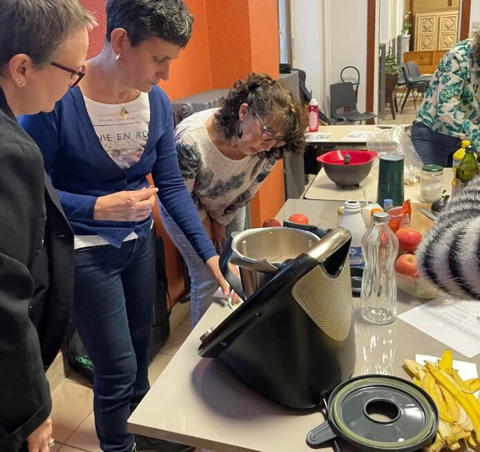 Atelier cuisine, plusieurs femmes cuisines.