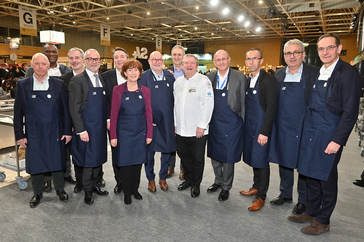 12 représentants du Crédit Agricole avec un chef.