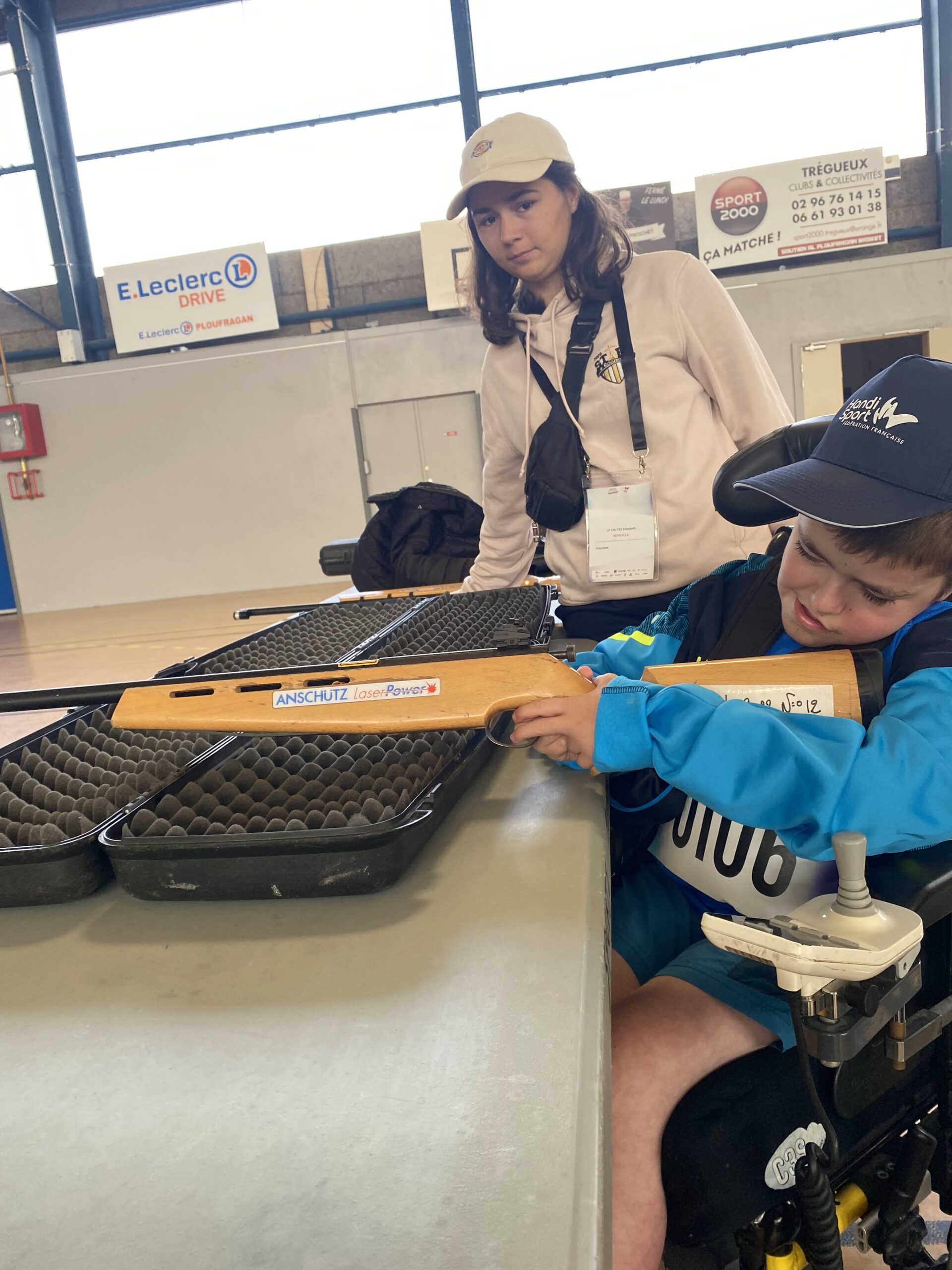 Enfant faisant du tir à la carabine.