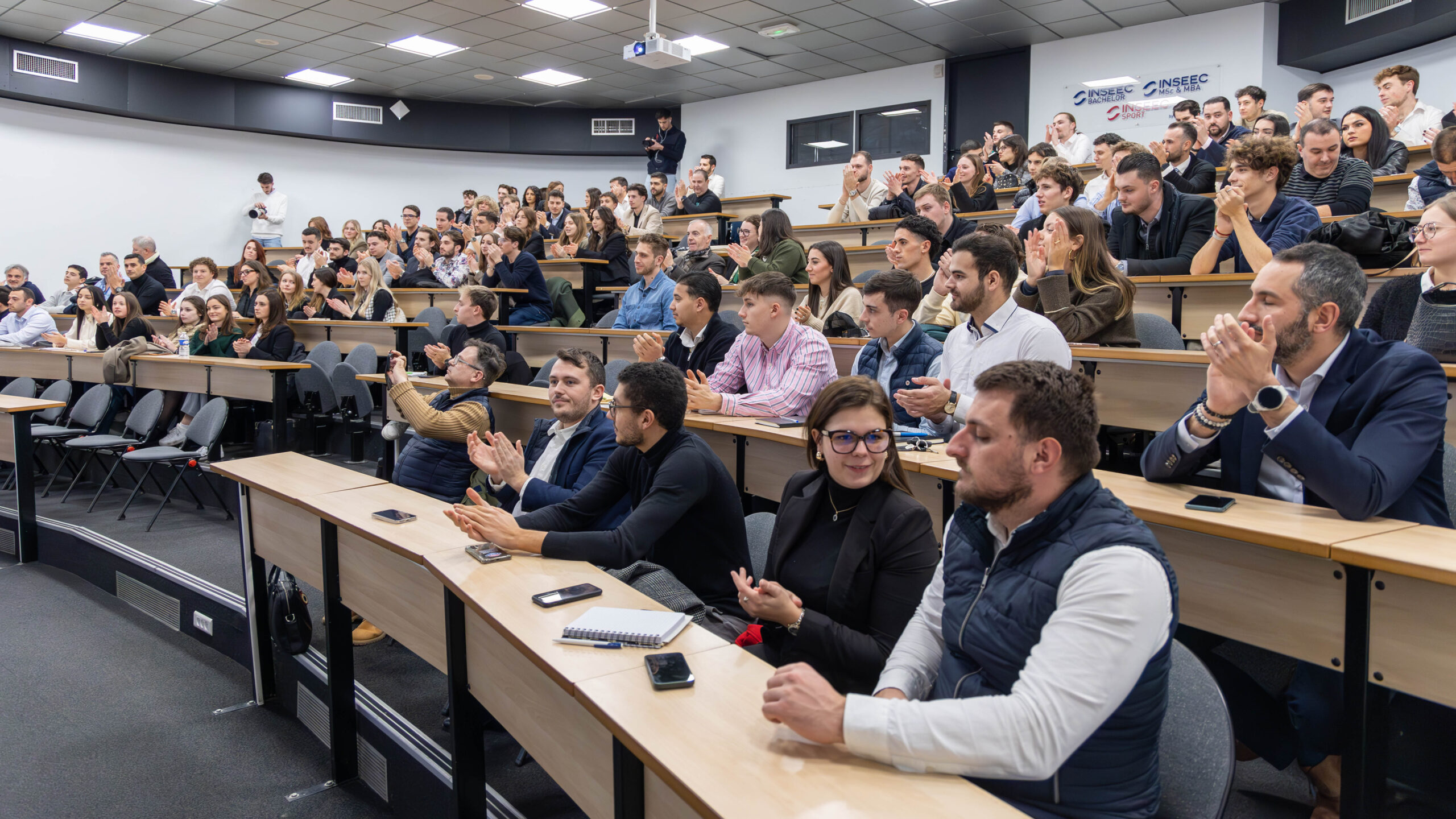 Amphitheatre de l'Inseec avec beaucoup d'étudiants, vue de bas