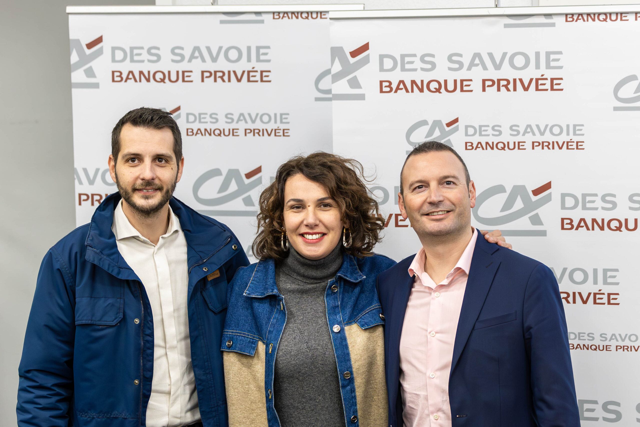 Les trois experts souriants face à la caméra.