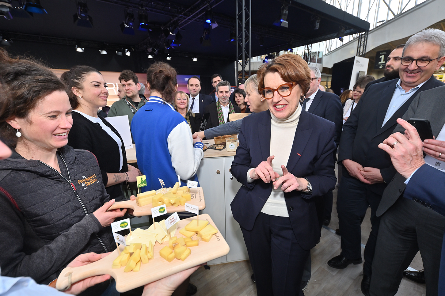 Représentants du Crédit Agricole se voyant proposer du fromage pour une dégustation.