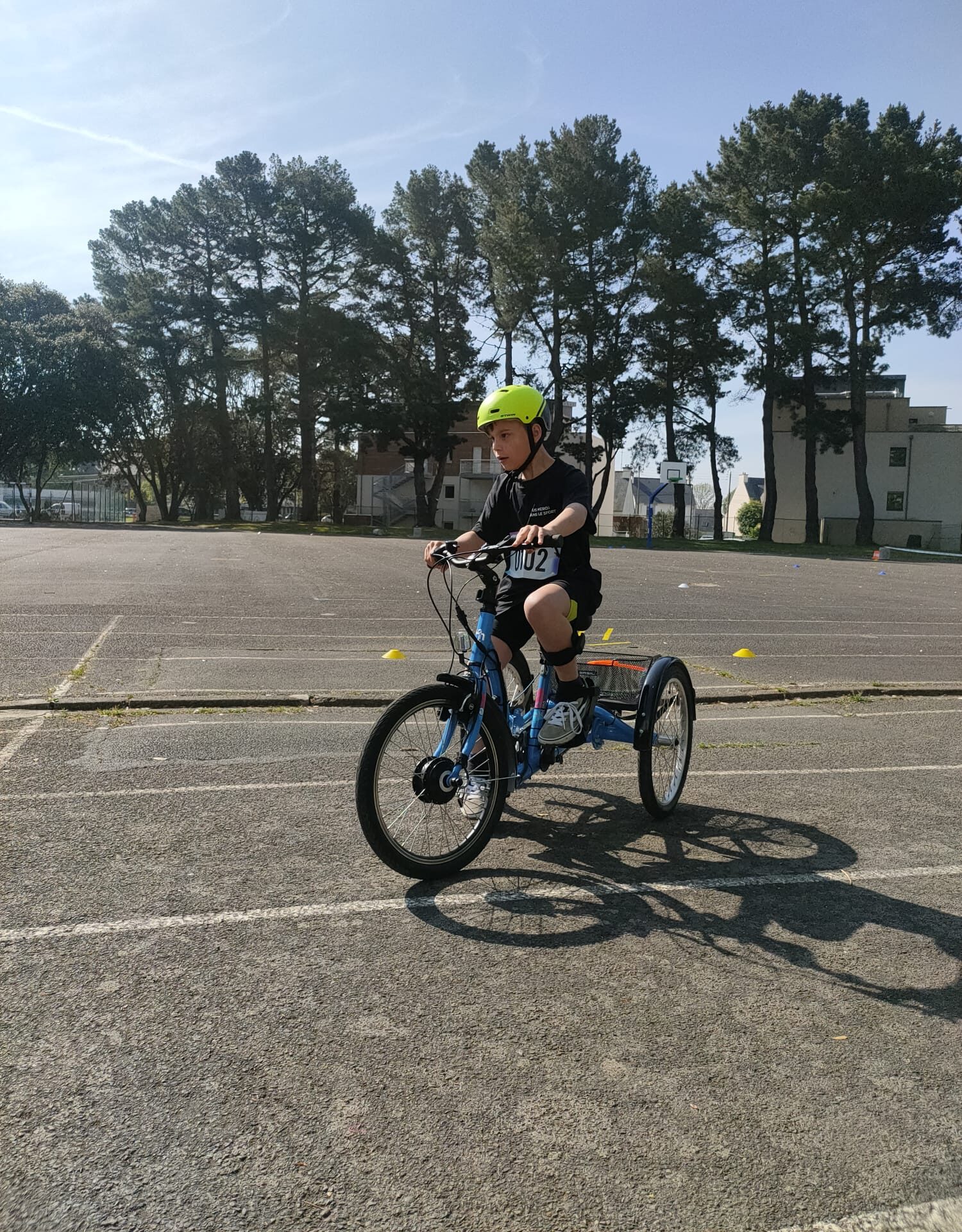 Enfant faisant du vélo.
