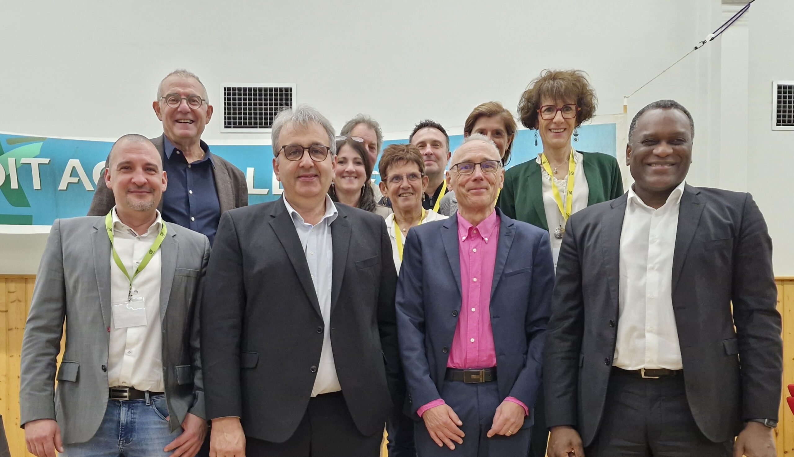 11 personnes se tenant debout pour la photo.