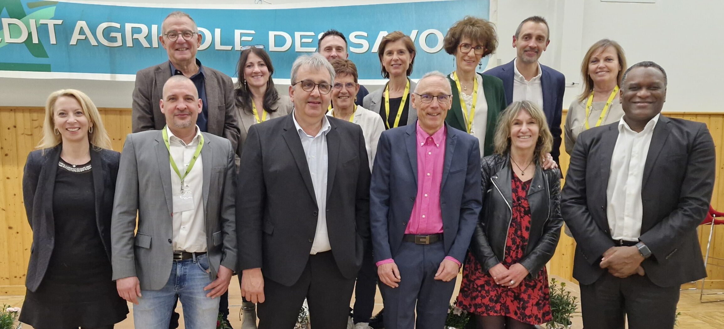 14 personnes se tenant debout pour la photo.