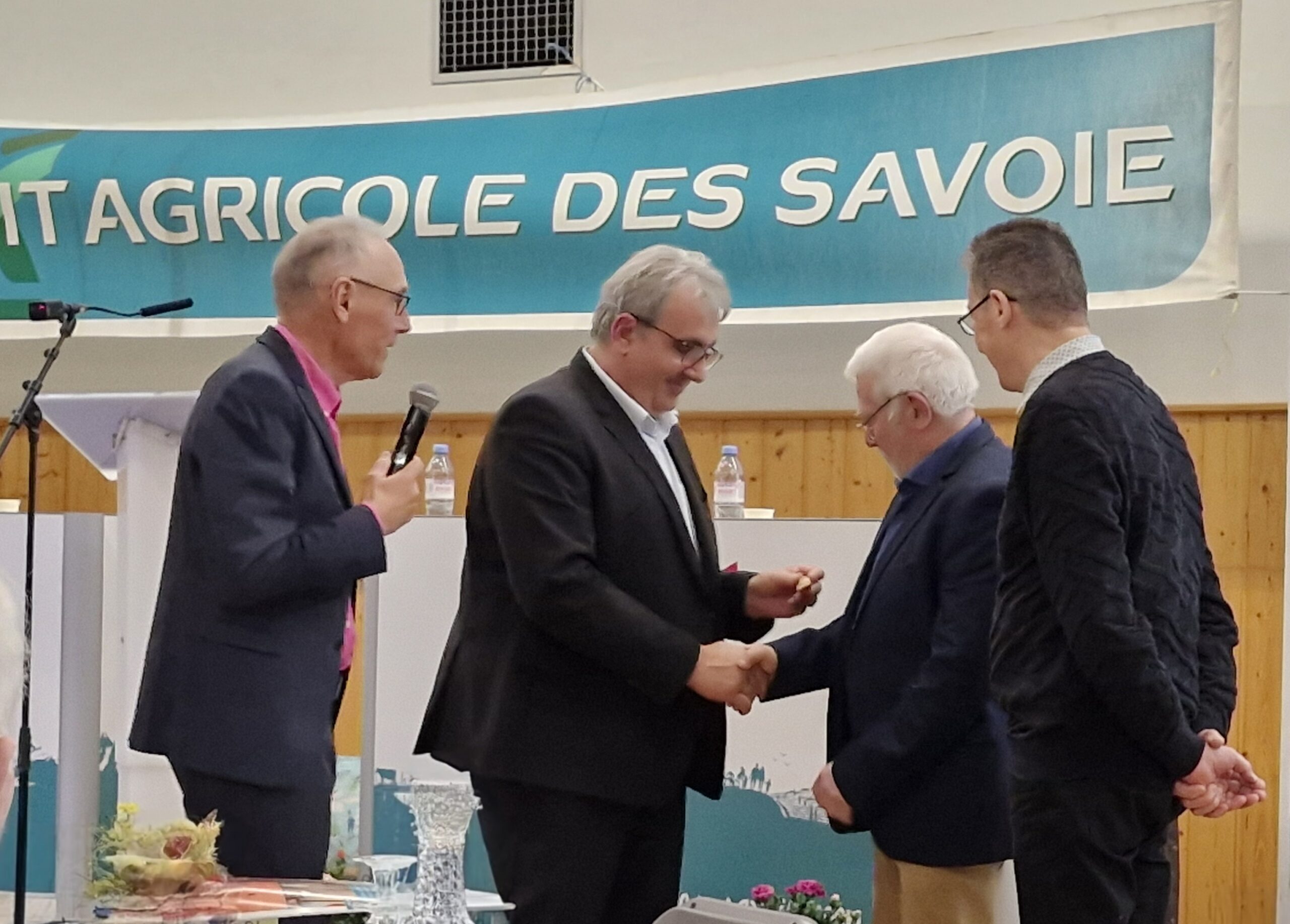 Sur scène, 4 représentants du Crédit Agricole des Savoie.