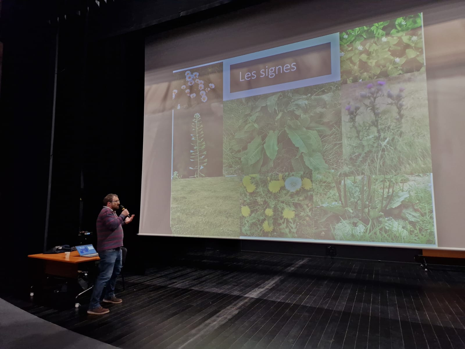 Sur scène, 1 personne faisant une présentation.