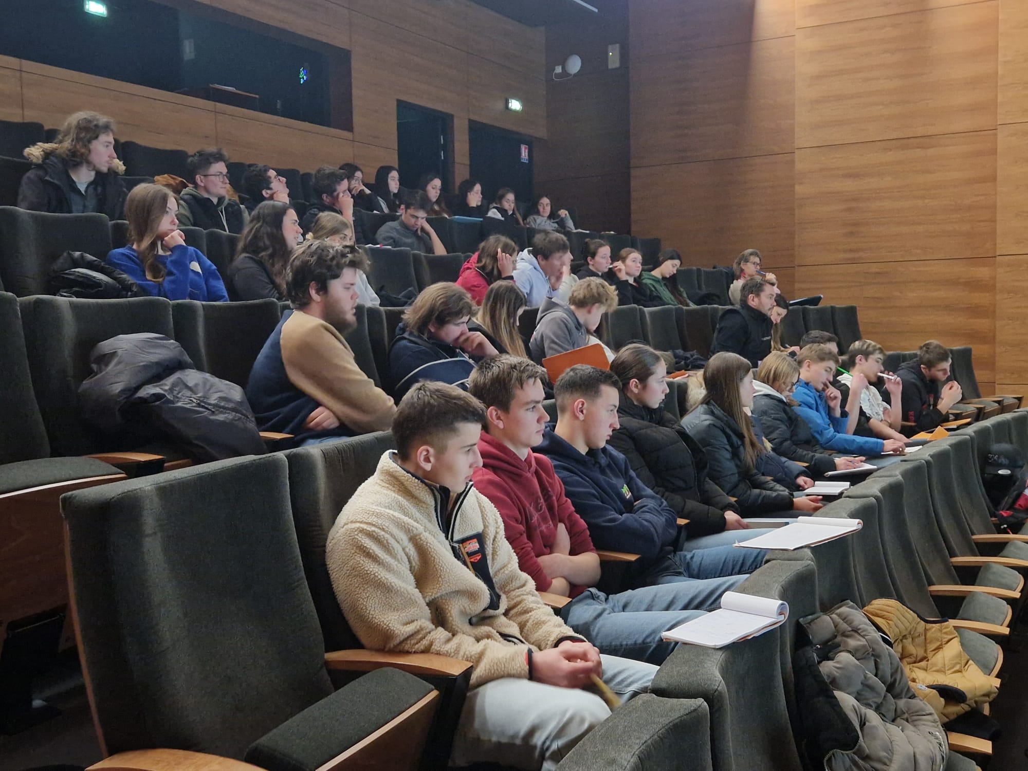 Public dans les gradins.