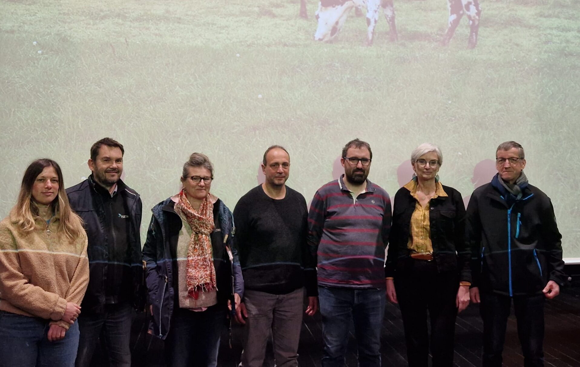 7 personnes se tenant debout sur scène pour la photo.