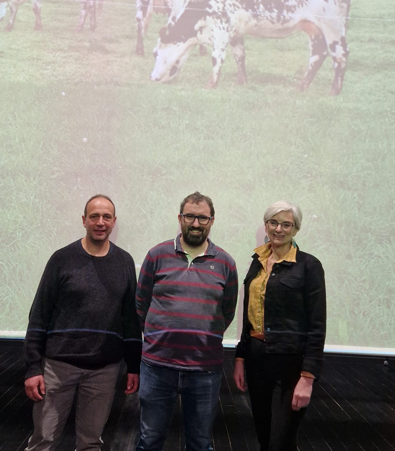 3 personnes se tenant debout sur scène pour la photo.