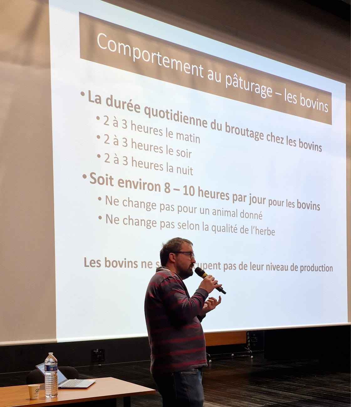 Sur scène, 1 personne faisant une présentation.