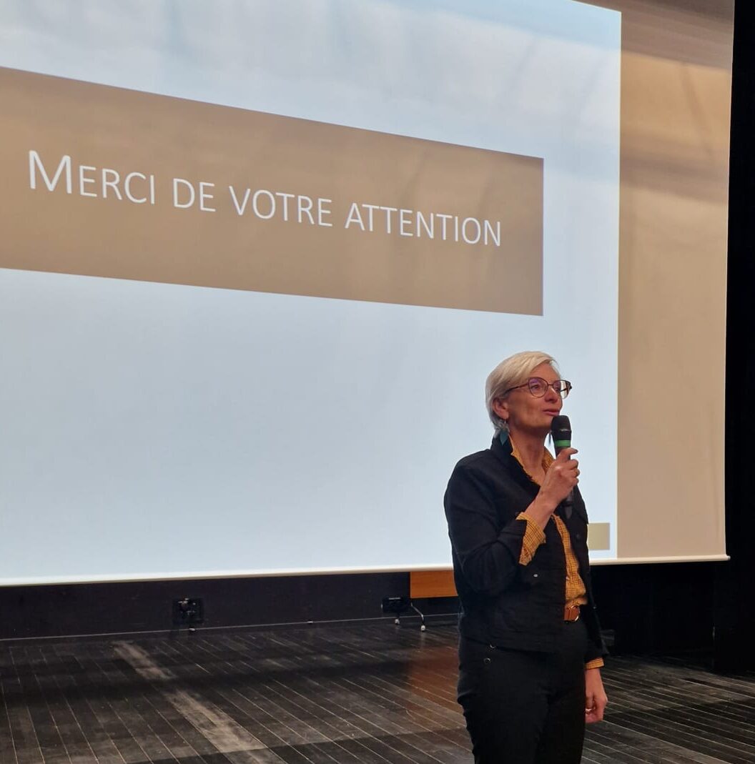 Sur scène, 1 personne faisant une présentation.