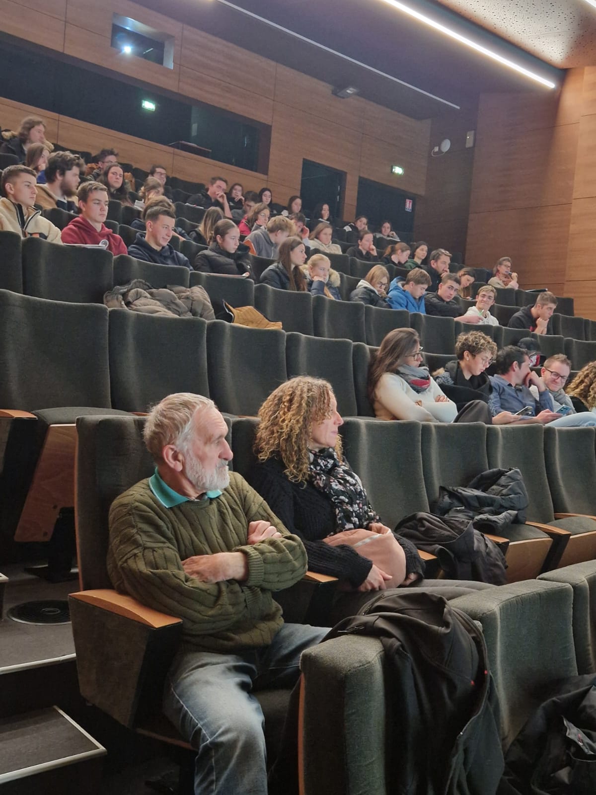 Public dans les gradins.