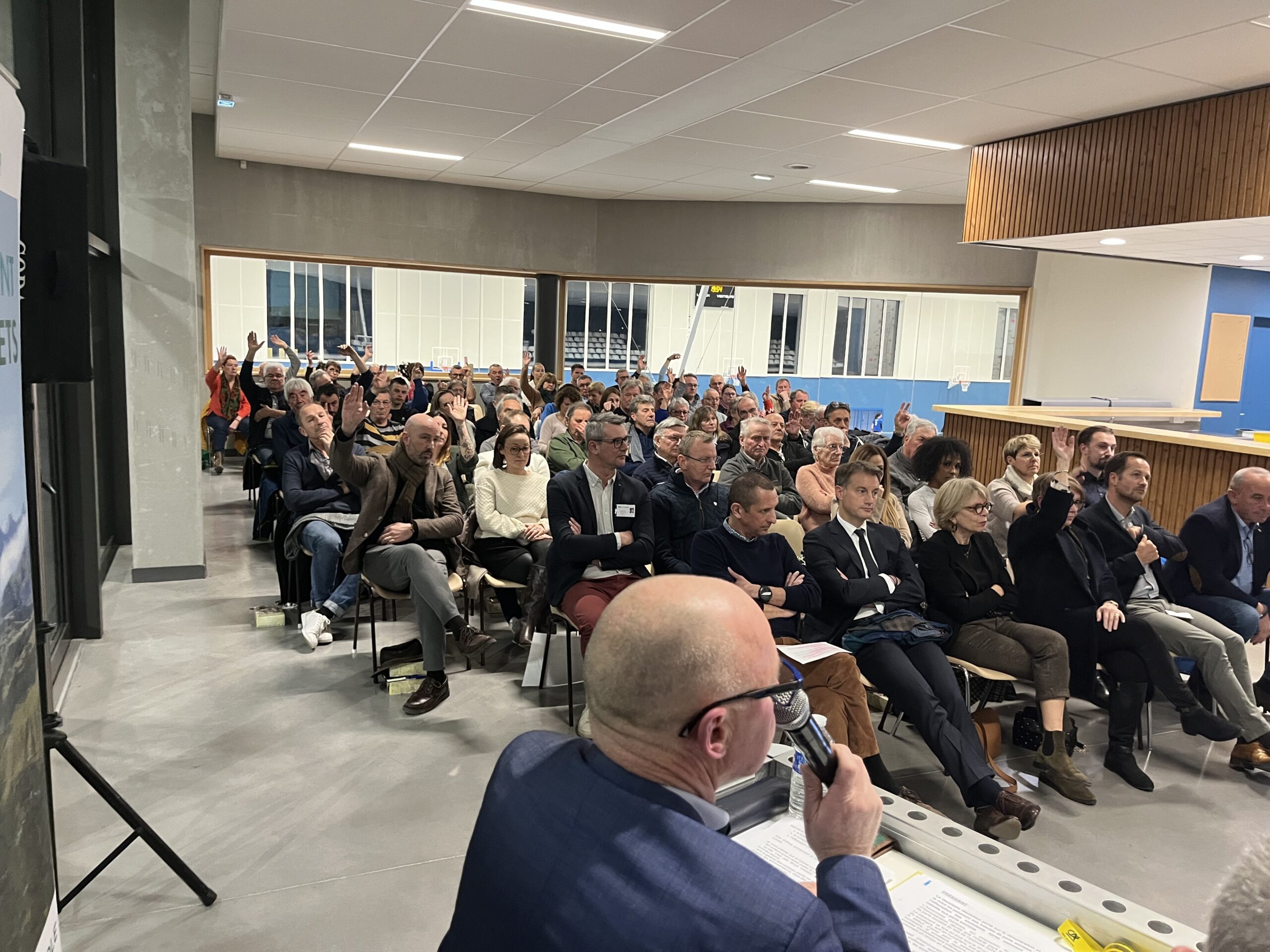 Public dans la salle.