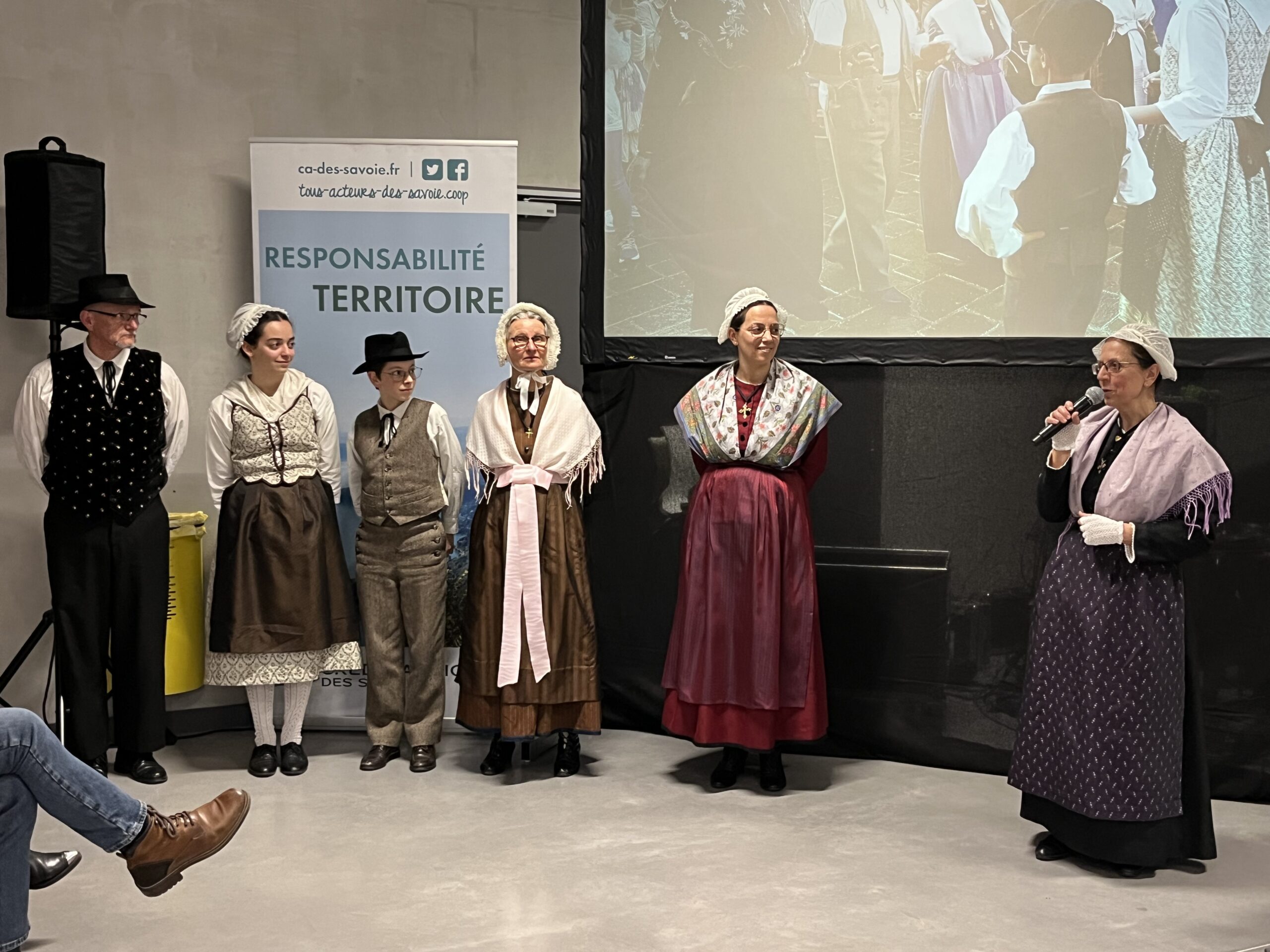 6 personnes en tenues traditionnelles.