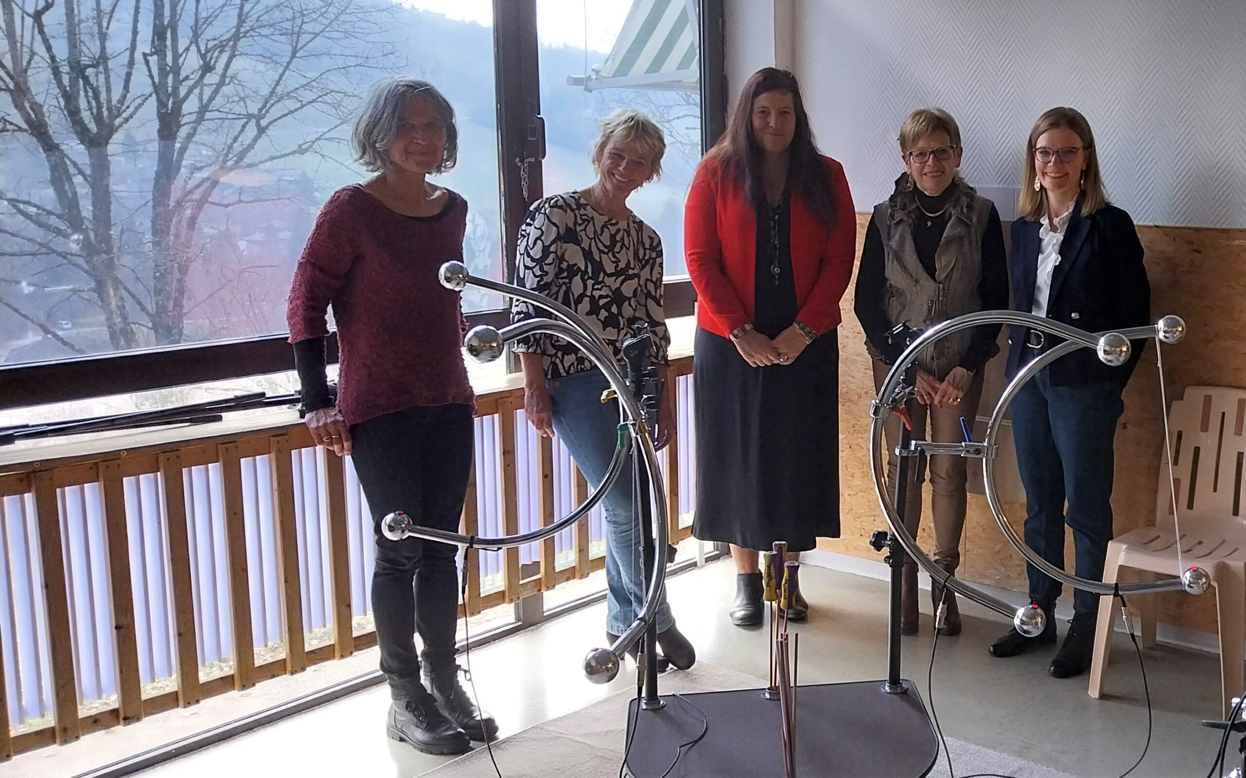 Personnes de l'agence du Parmelan ainsi que des personnes de l’association APRCAL derrière l'instrument de musique BAO PAO