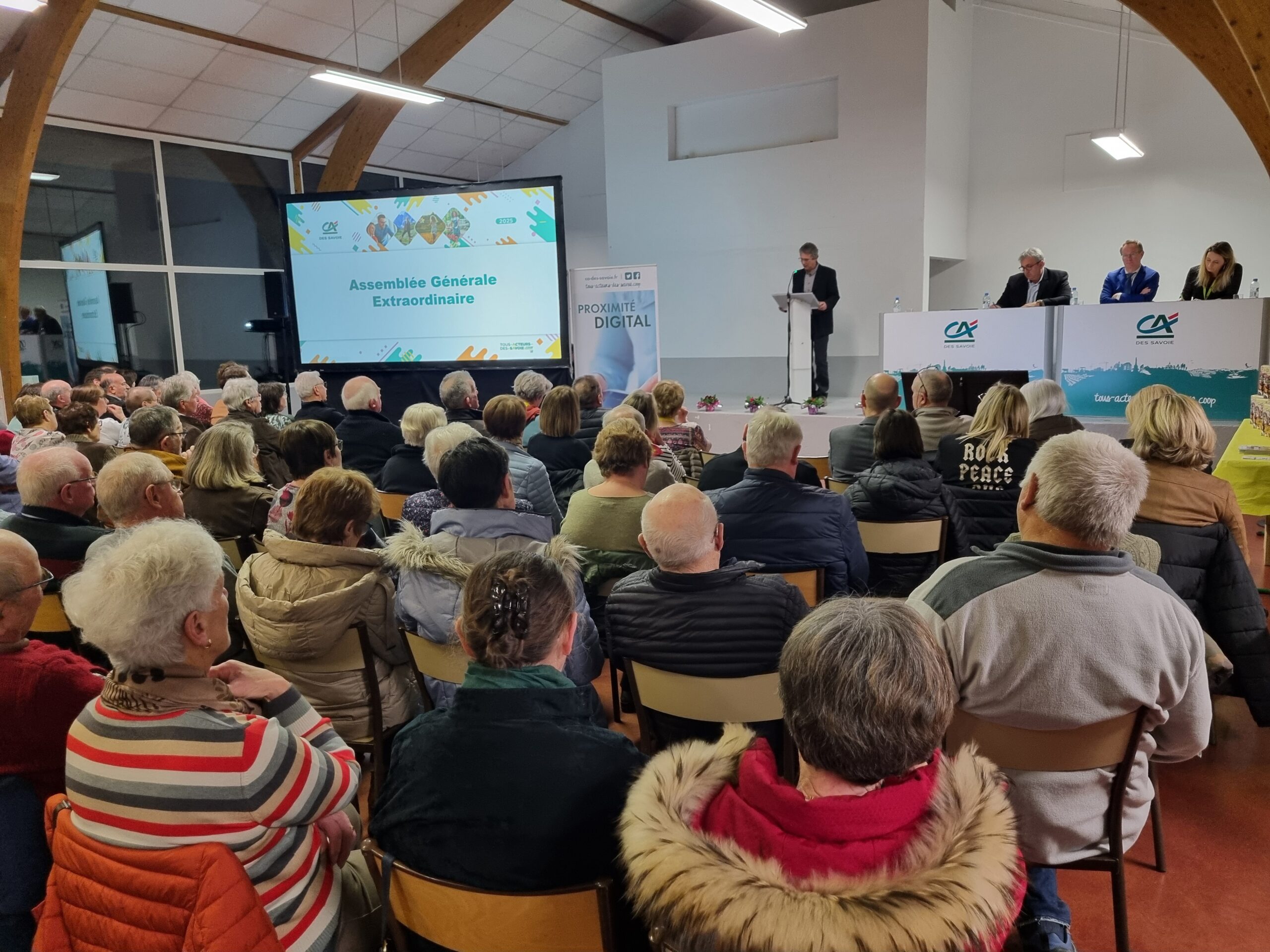 Public en premier plan, puis scène avec personnes dessus.