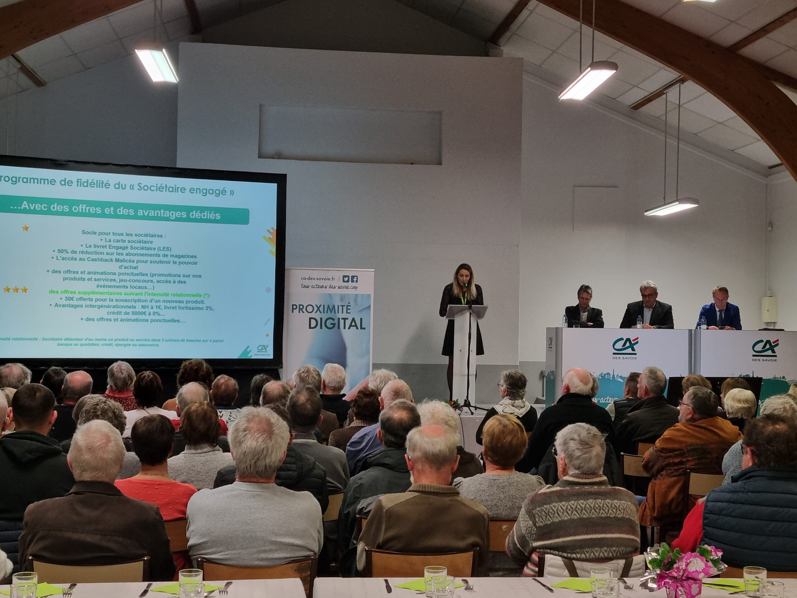 Public en premier plan, puis scène avec personnes dessus.