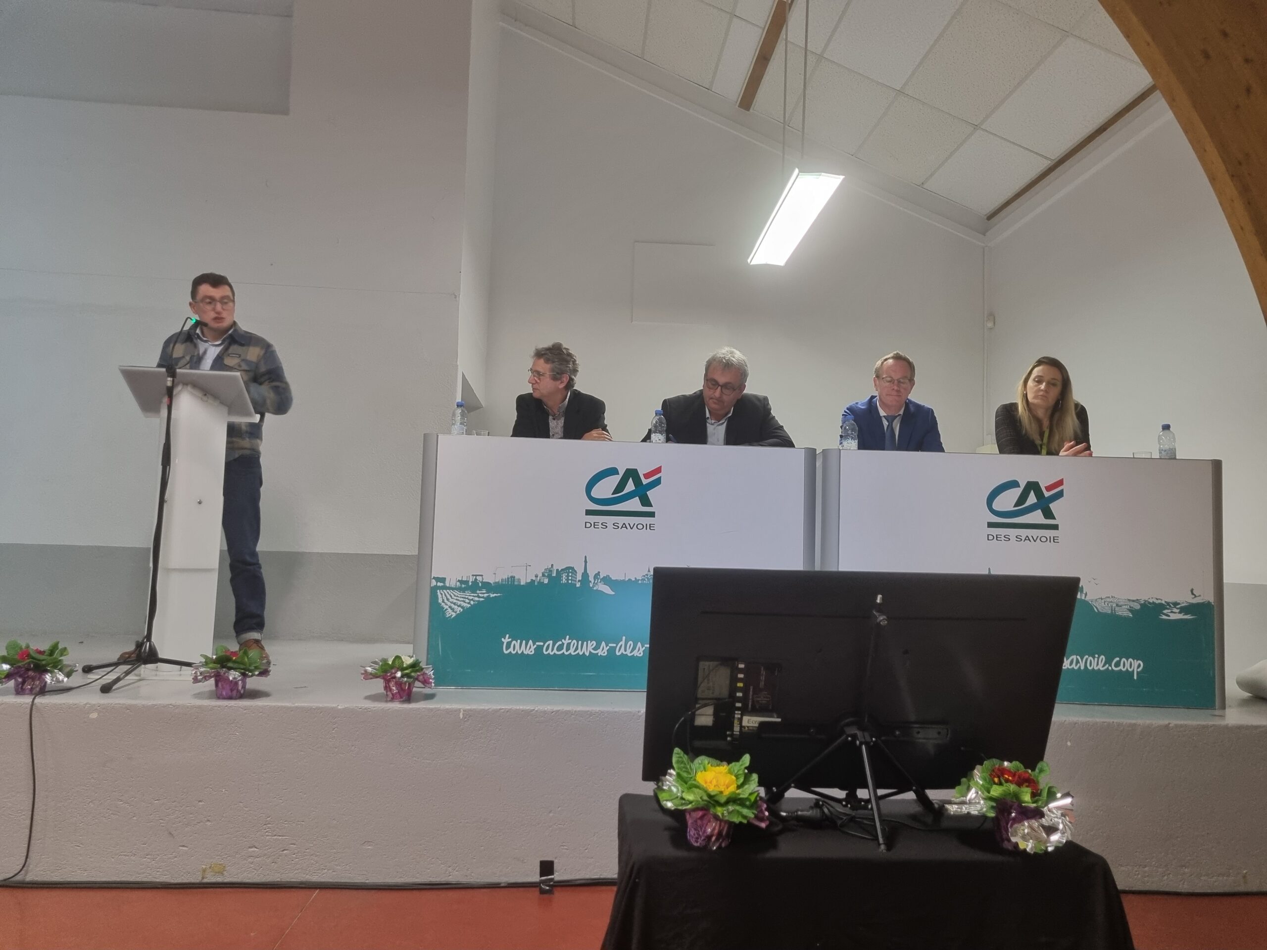 Personnes sur la scène.