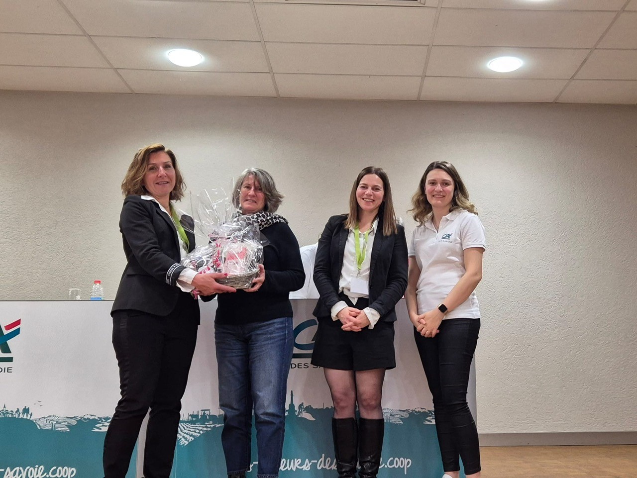 4 femmes devant l'objectif.