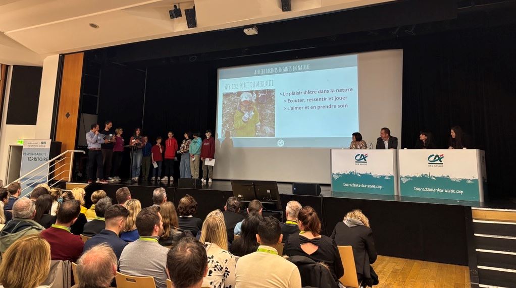 Public en premier plan, puis scène avec personnes dessus.