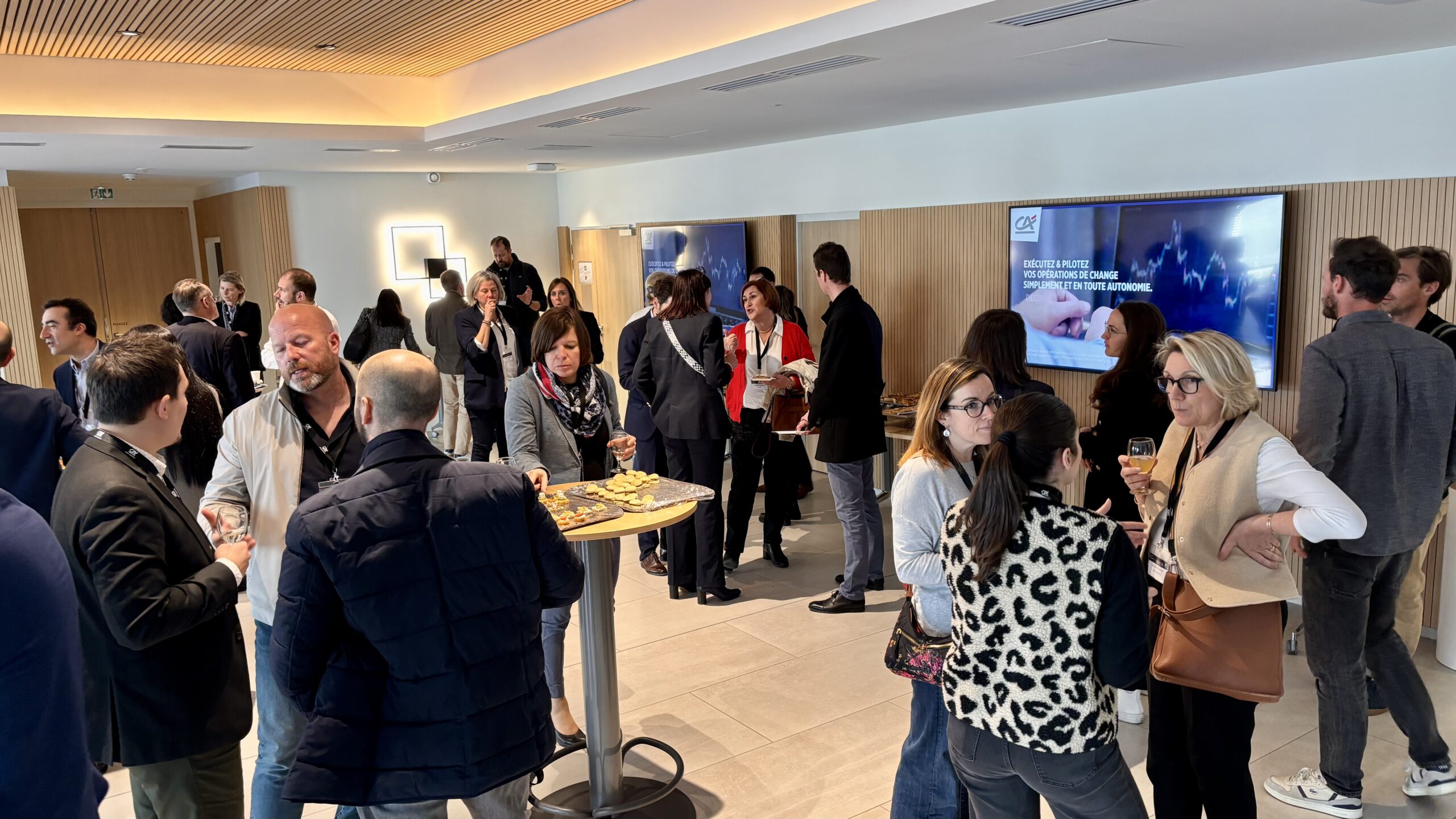 Dans le hall de l'auditorium du siège d'Annecy du Crédit Agricole des Savoie, cocktail et échanges entre les participants et les experts.