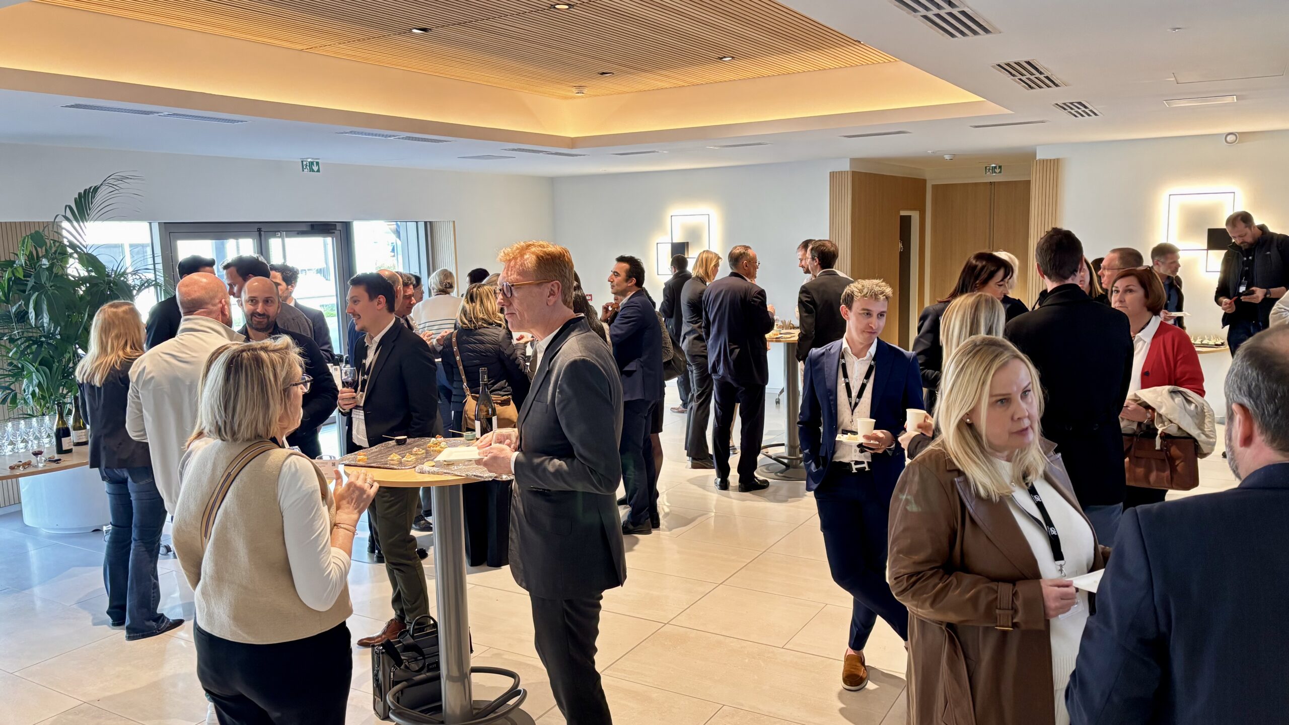 Dans le hall de l'auditorium du siège d'Annecy du Crédit Agricole des Savoie, cocktail et échanges entre les participants et les experts.