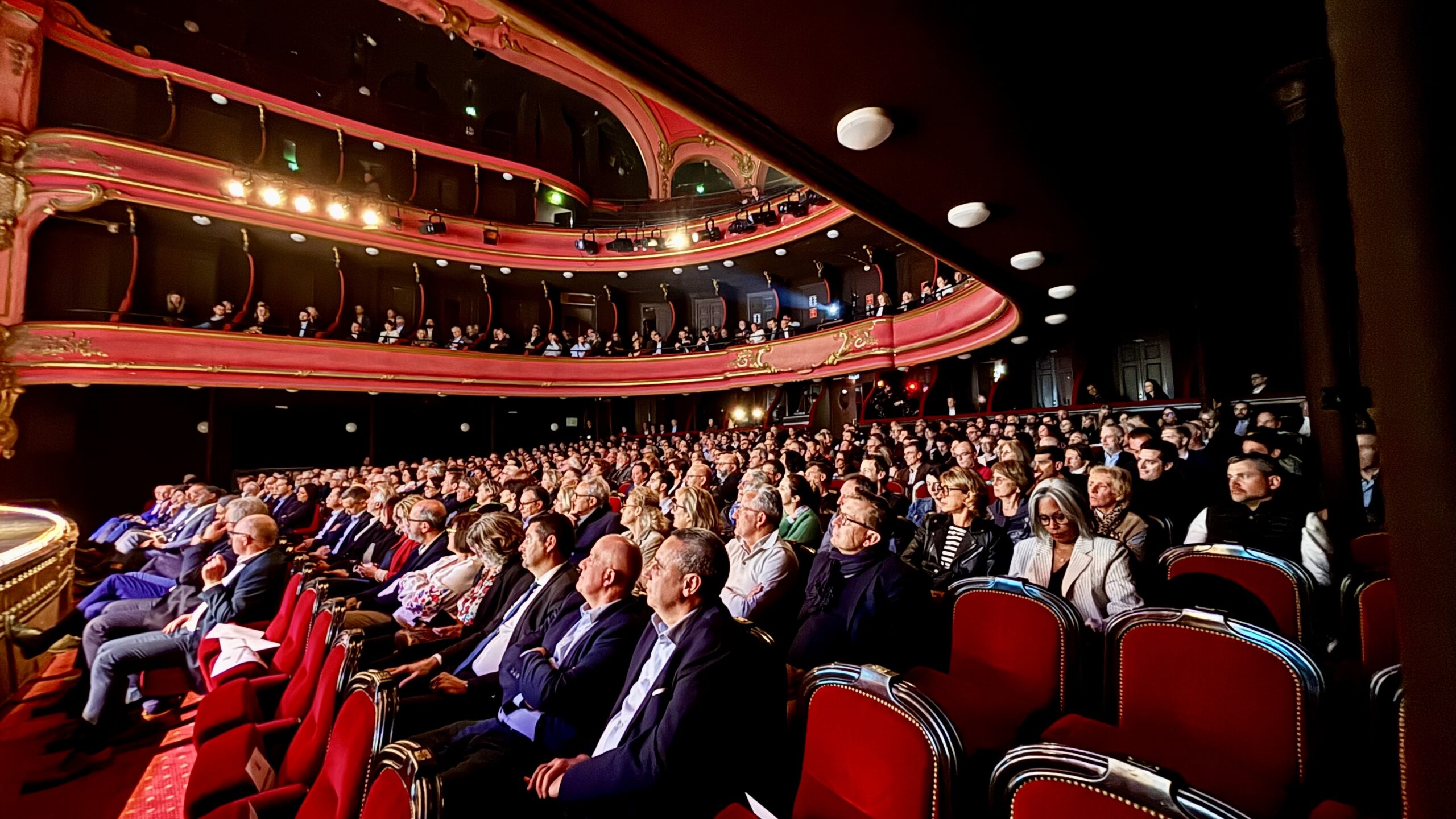 Public dans la salle du Casino Grand Cercle.