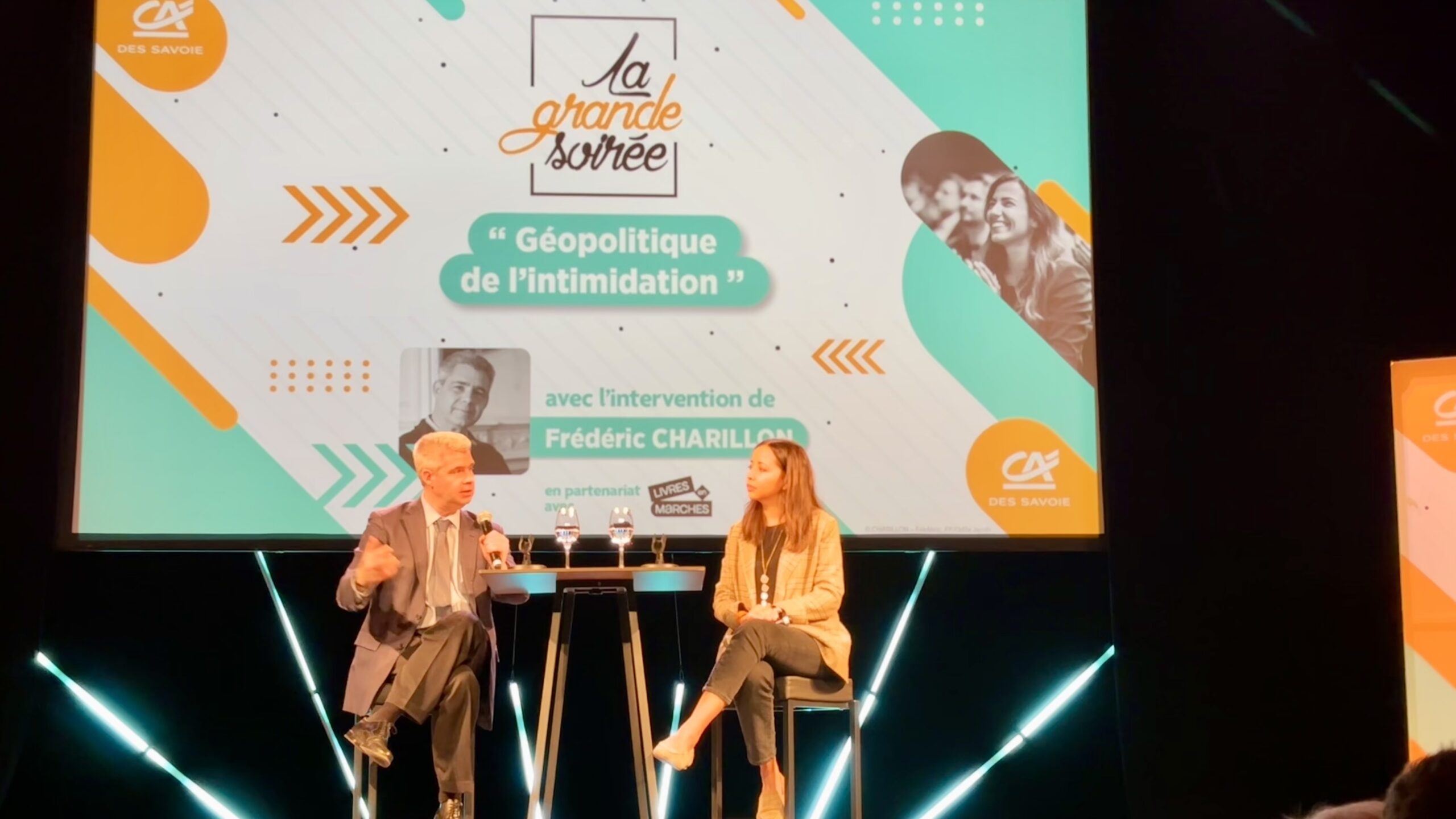 Sur scène, conférencier et animatrice