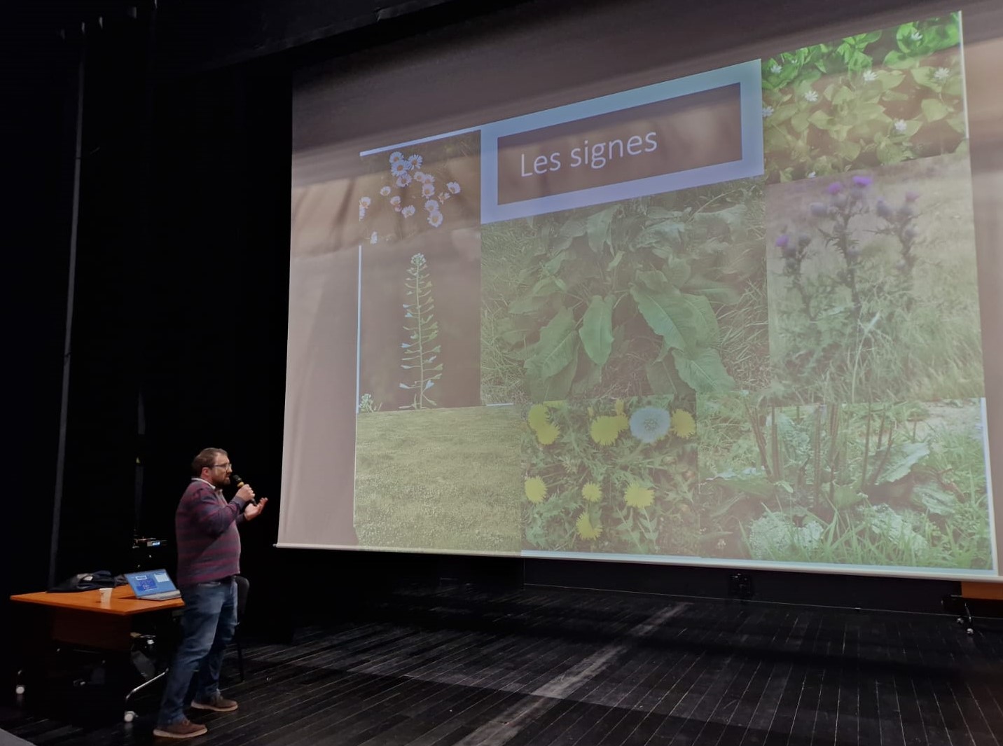 1 personne sur scène qui parle de son power point