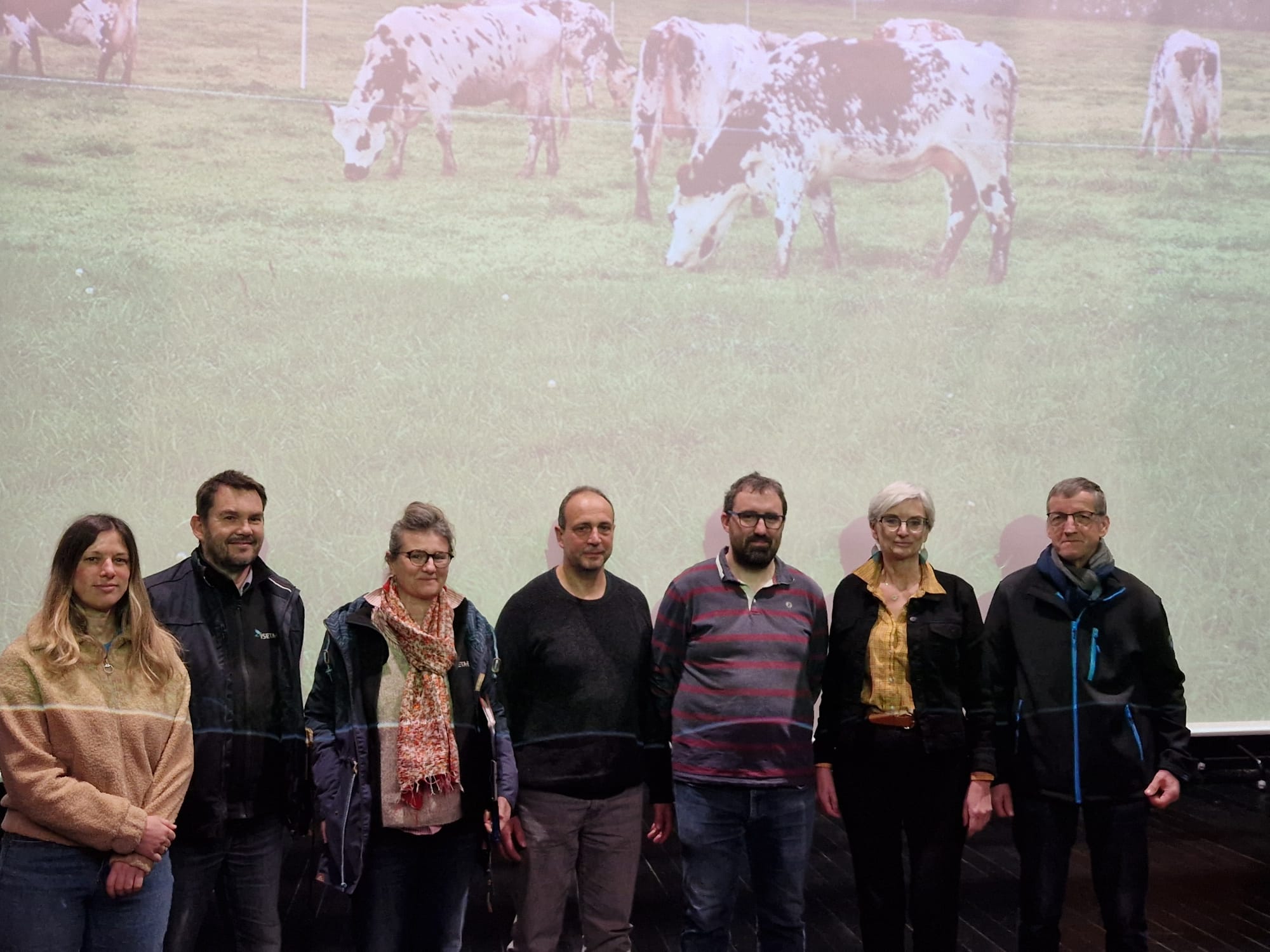 7 personnes sur scène devant l'objectif.
