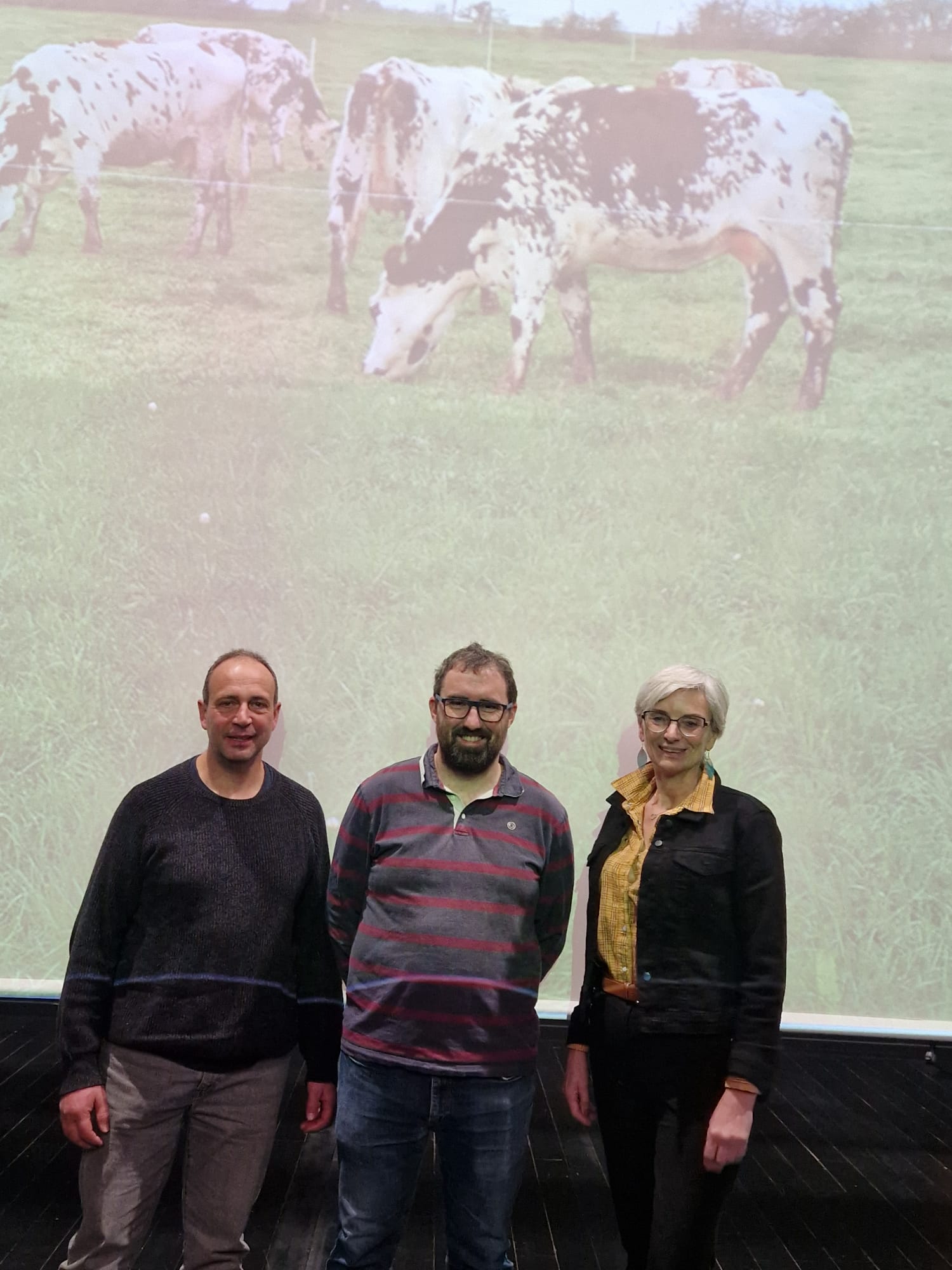 3 personnes sur scène devant l'objectif.