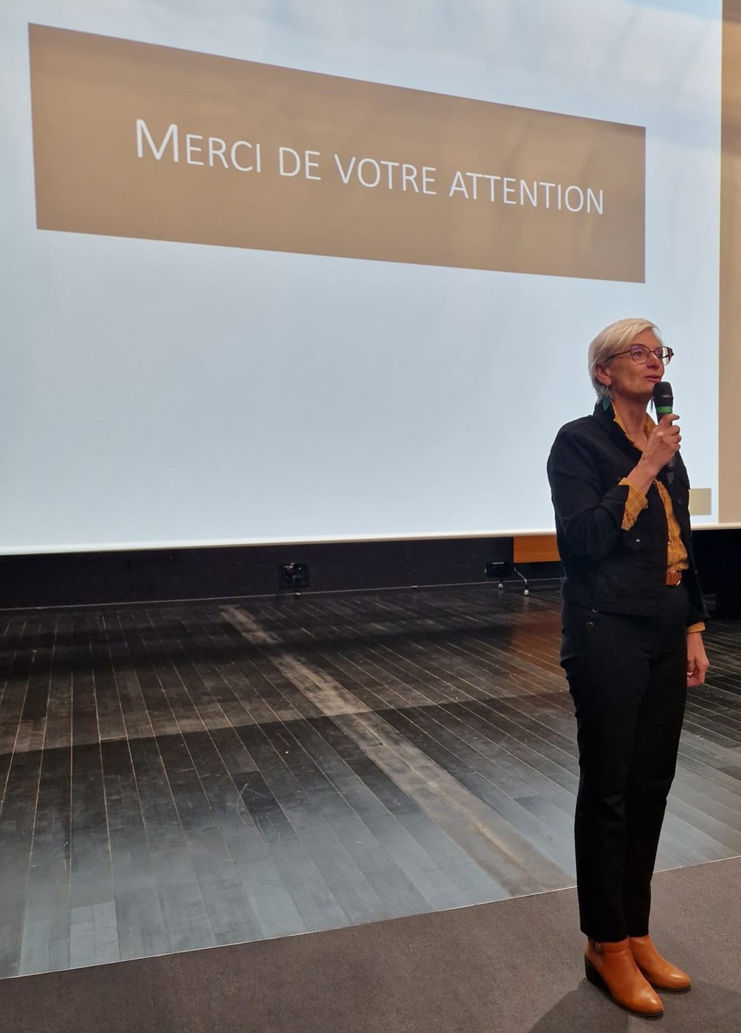 1 personne sur scène qui parle