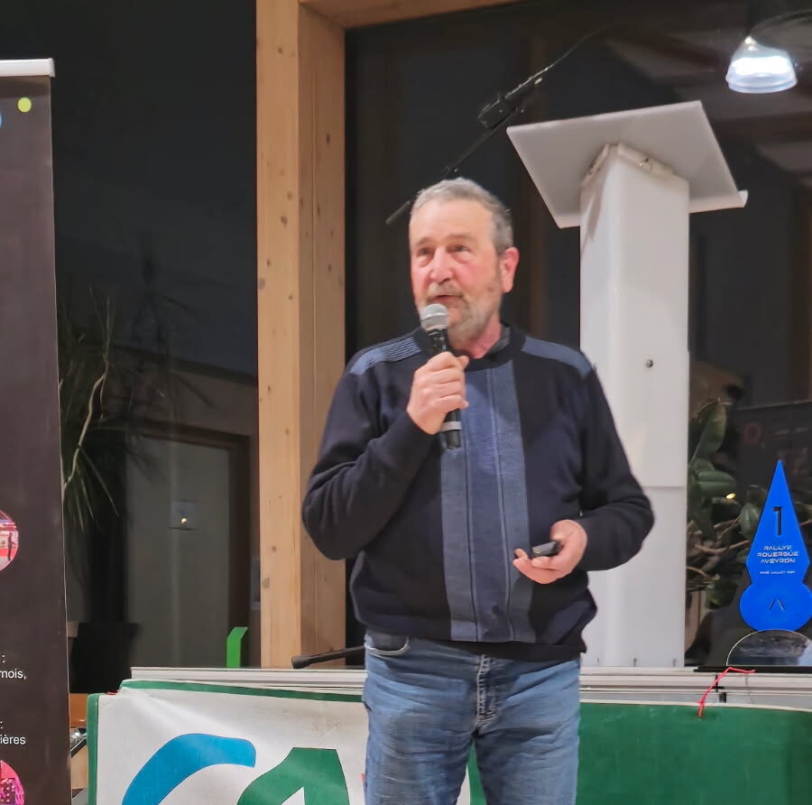 Une personne fait un discours.