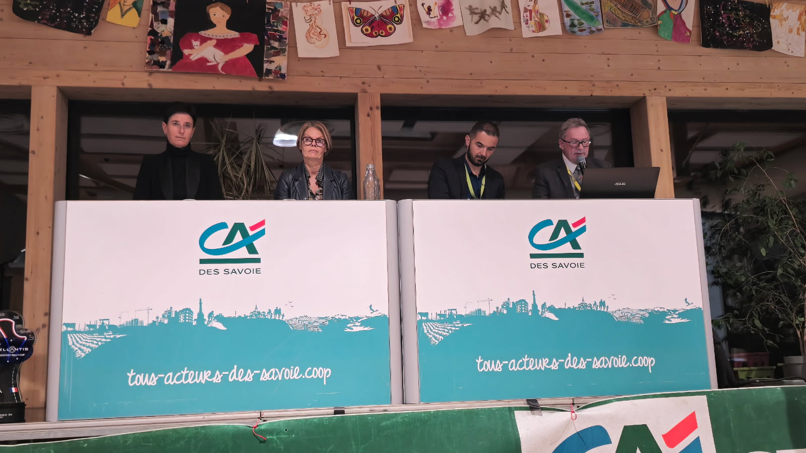 Scène avec 4 personnes à des bureaux.