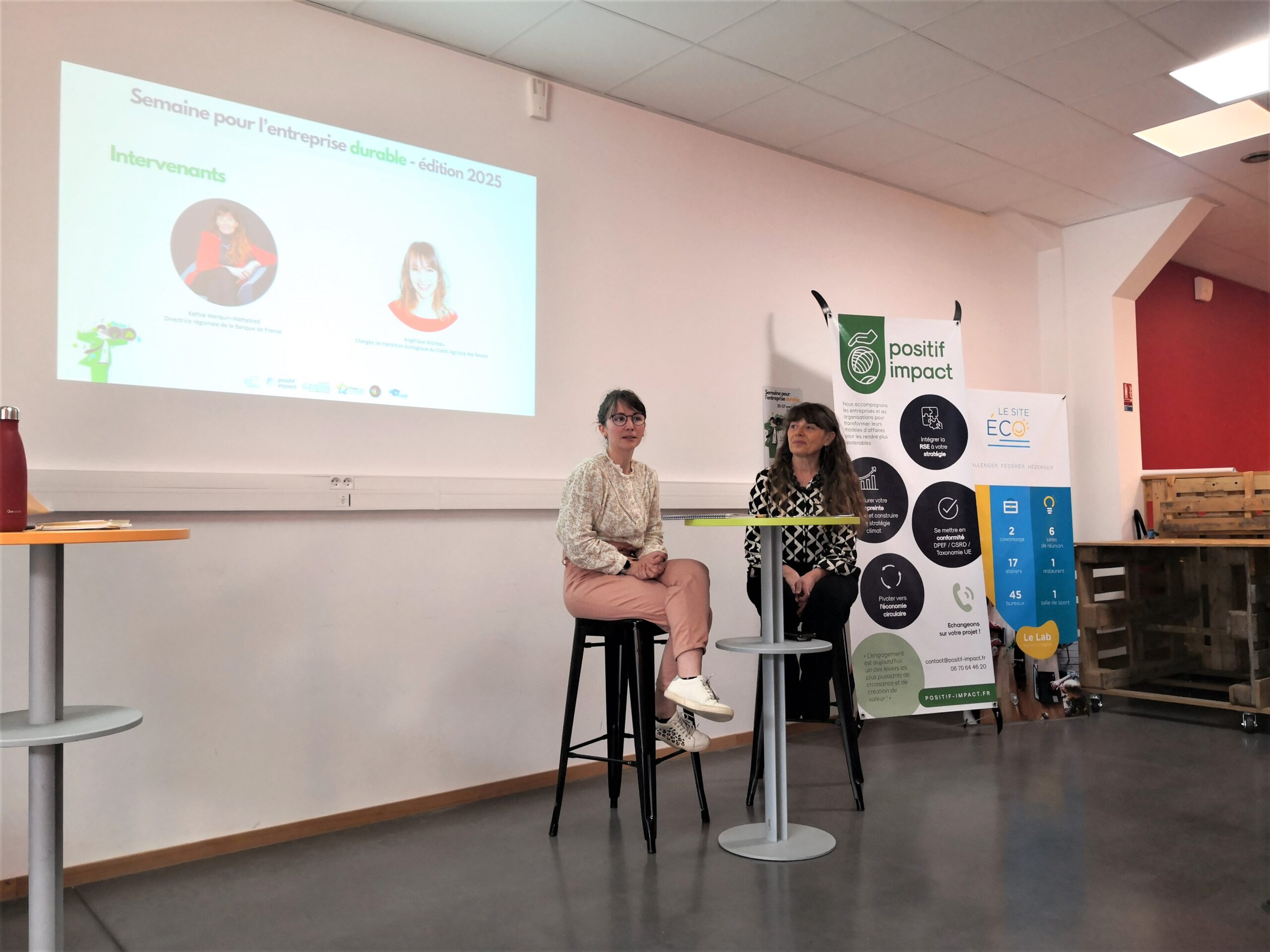 Sur scène, deux femmes qui échangent.