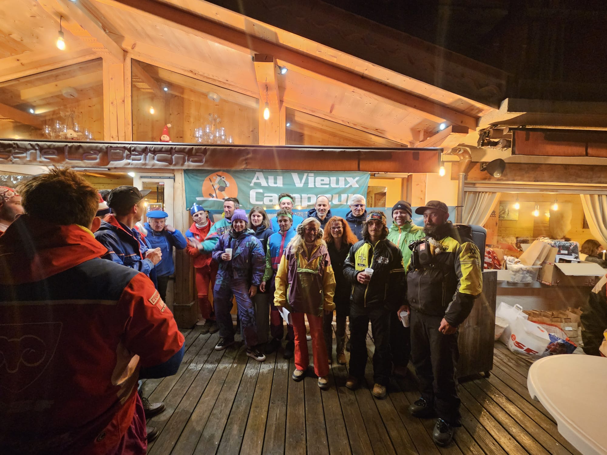 Grand groupe de moniteur ESF en tenue devant une brasserie.