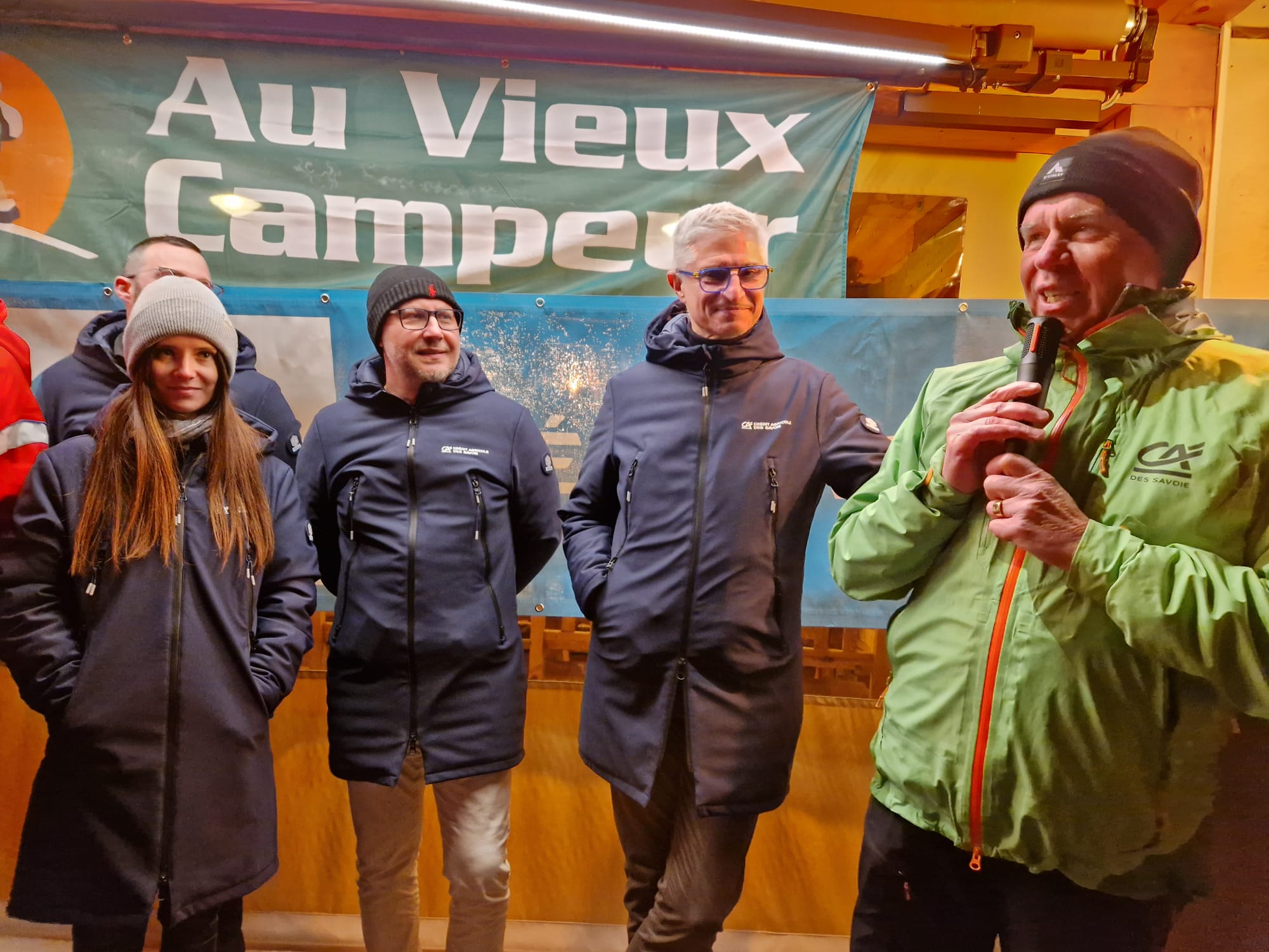 4 personnes se tiennent debout devant la brasserie, l'une d'entre elle prend la parole.