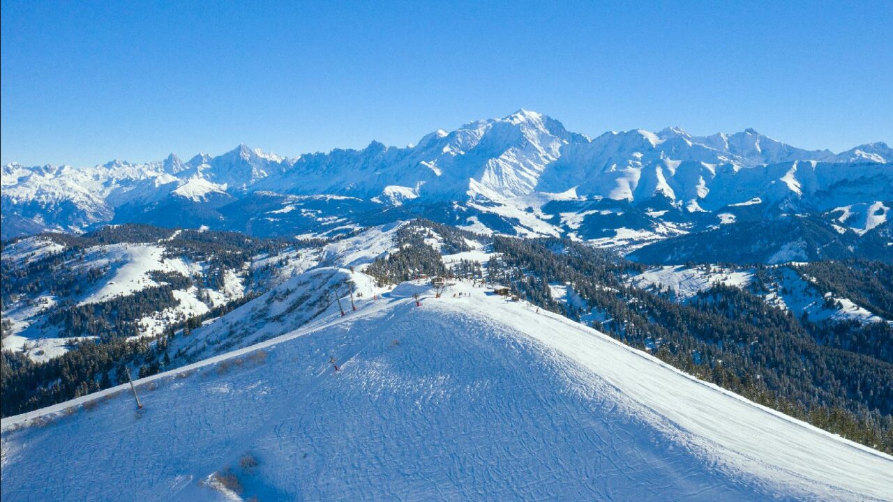 Paysage montagnard avec de la neige.