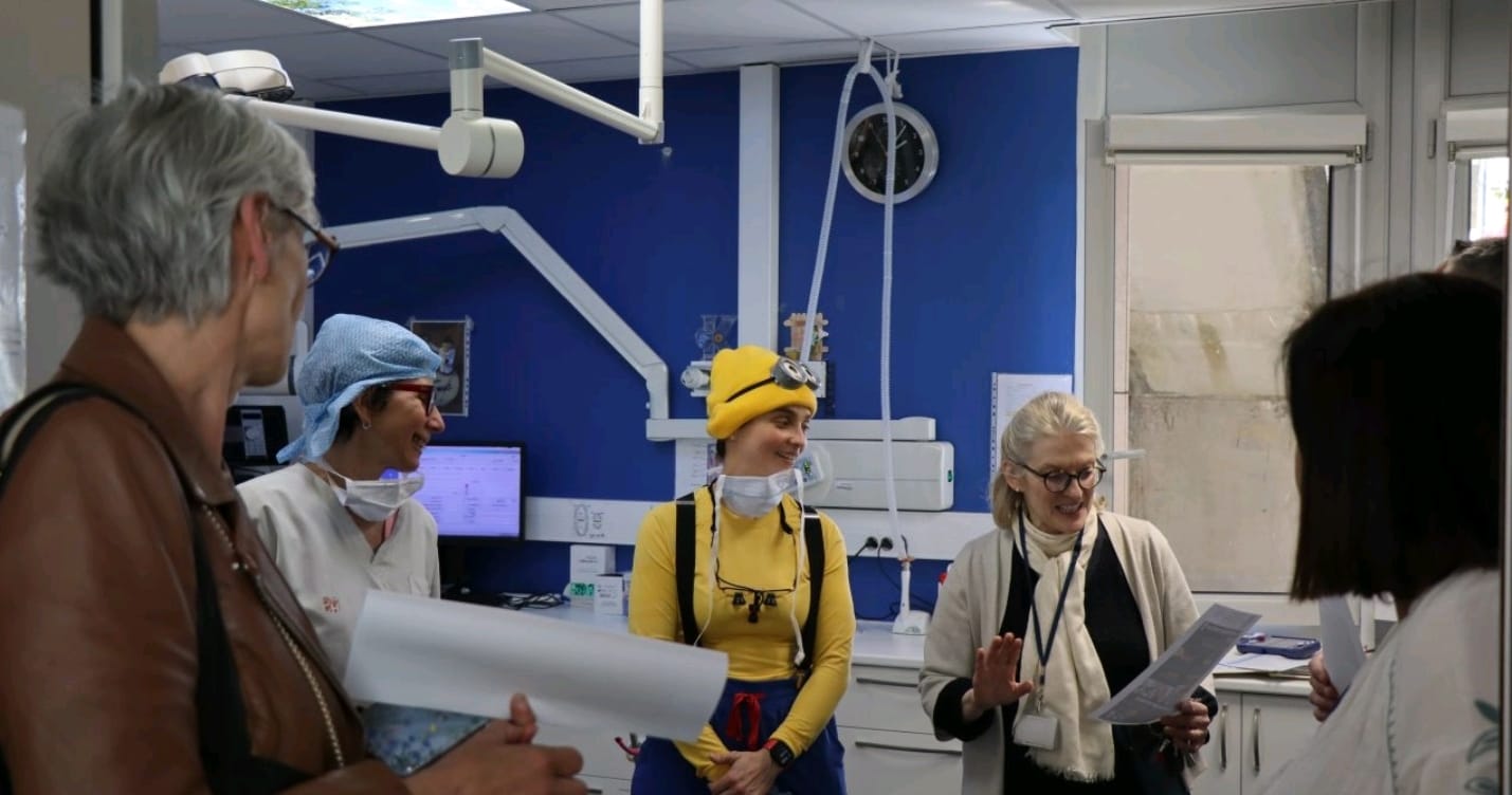 4 personnes dont 1 qui prend la parole