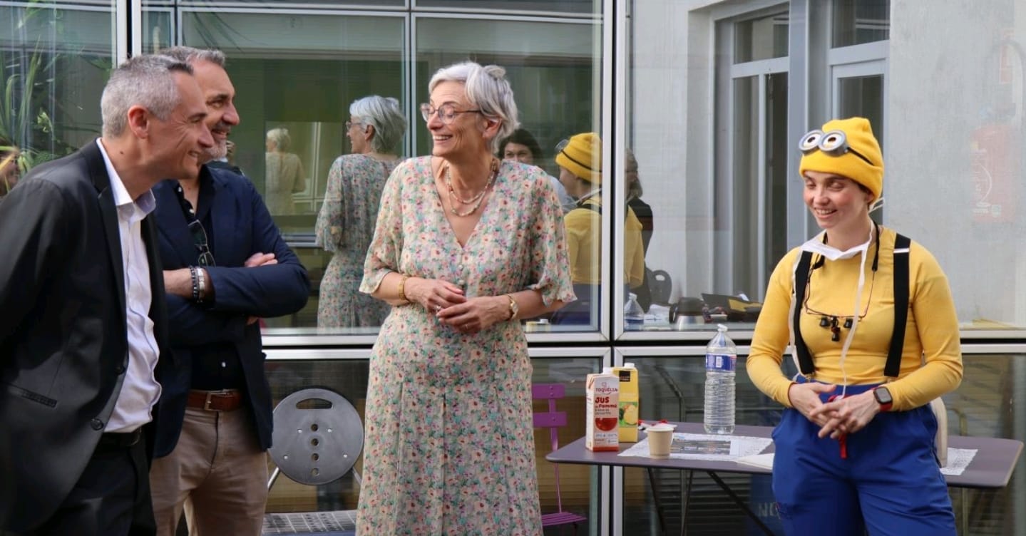 4 personnes dans une chambre d'hôpital avec le sourire