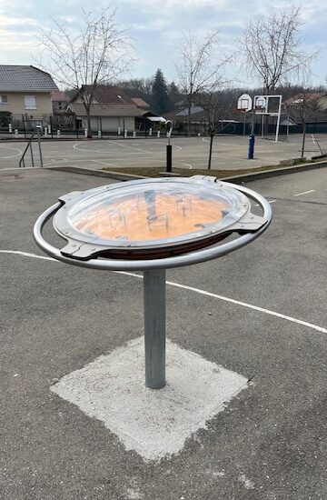 Jeu de balles swingball dans le cour.