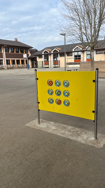 Jeu adapté d'un morpion jaune dans la cour.