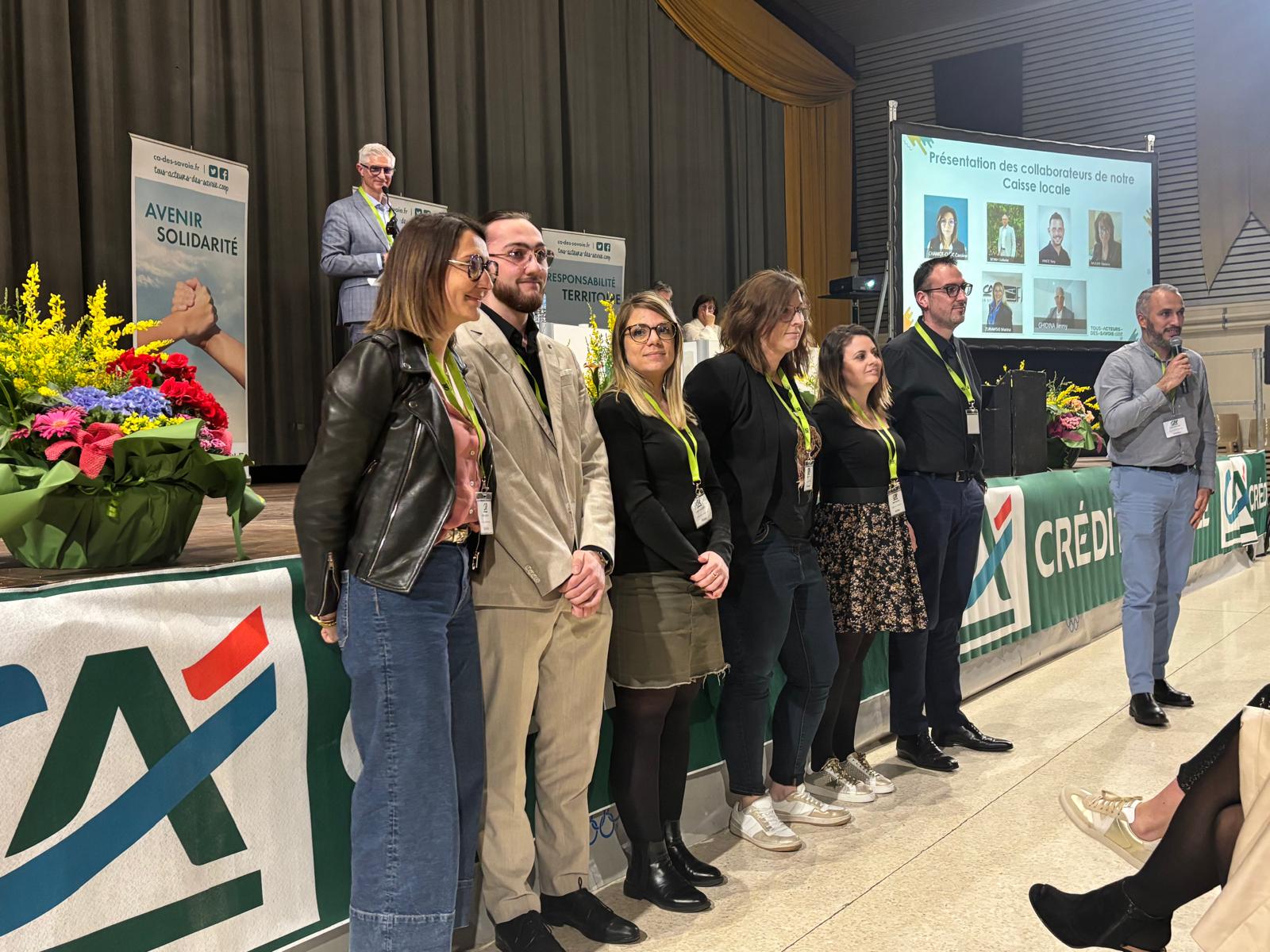 Plusieurs personnes devant la scène.